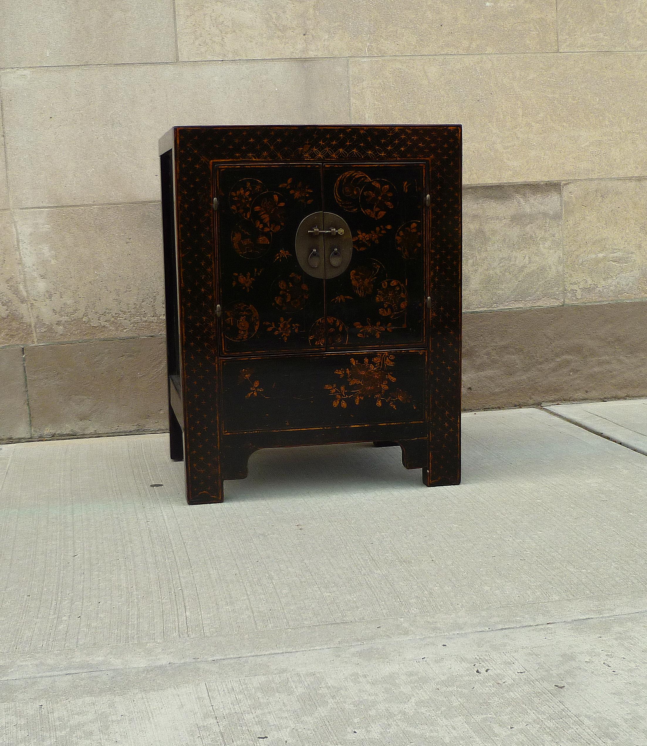 Black Lacquer Chest with Gilt Motif In Good Condition For Sale In Greenwich, CT