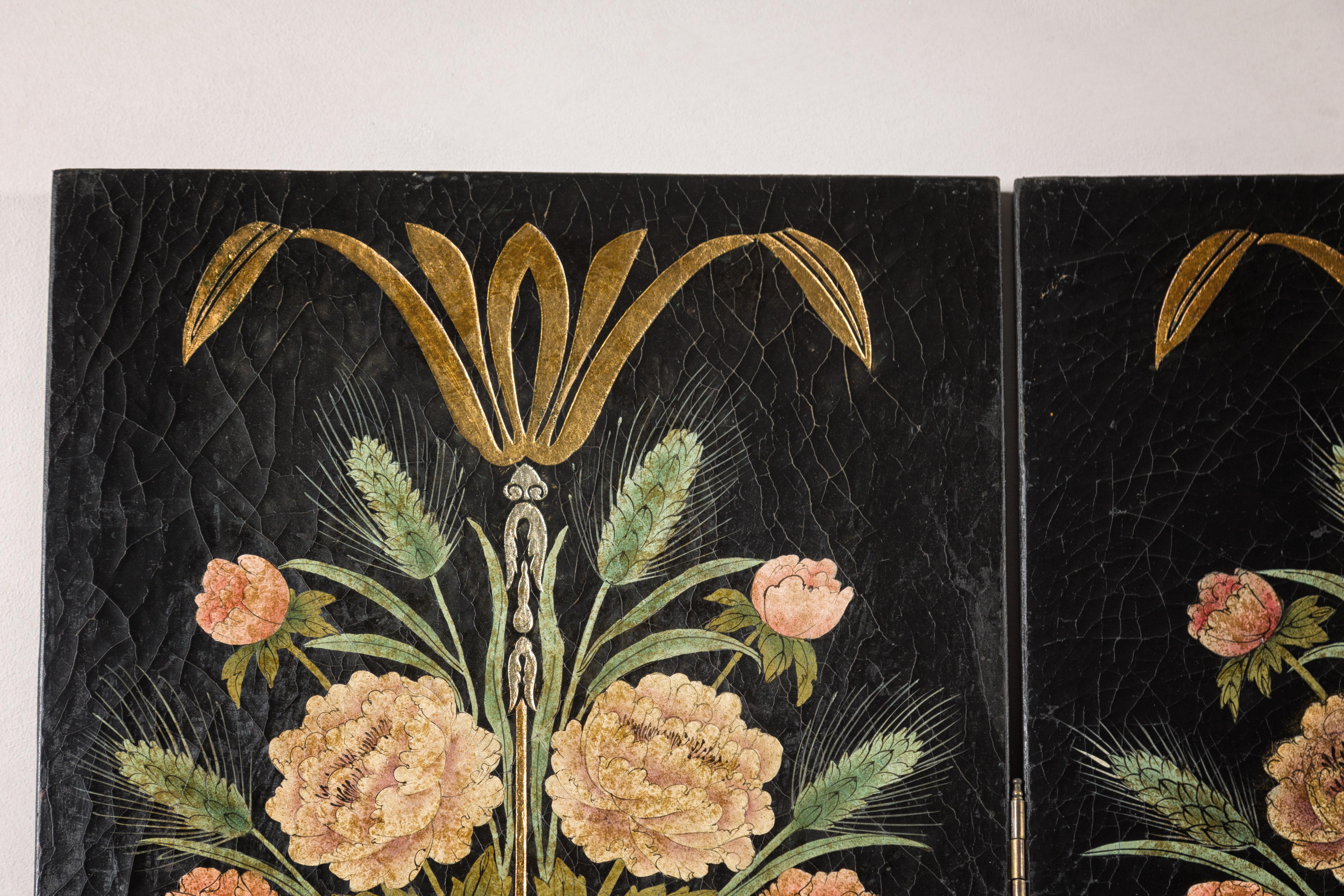 Biombo chino de cuatro paneles lacado en negro con decoración floral policromada en venta 3