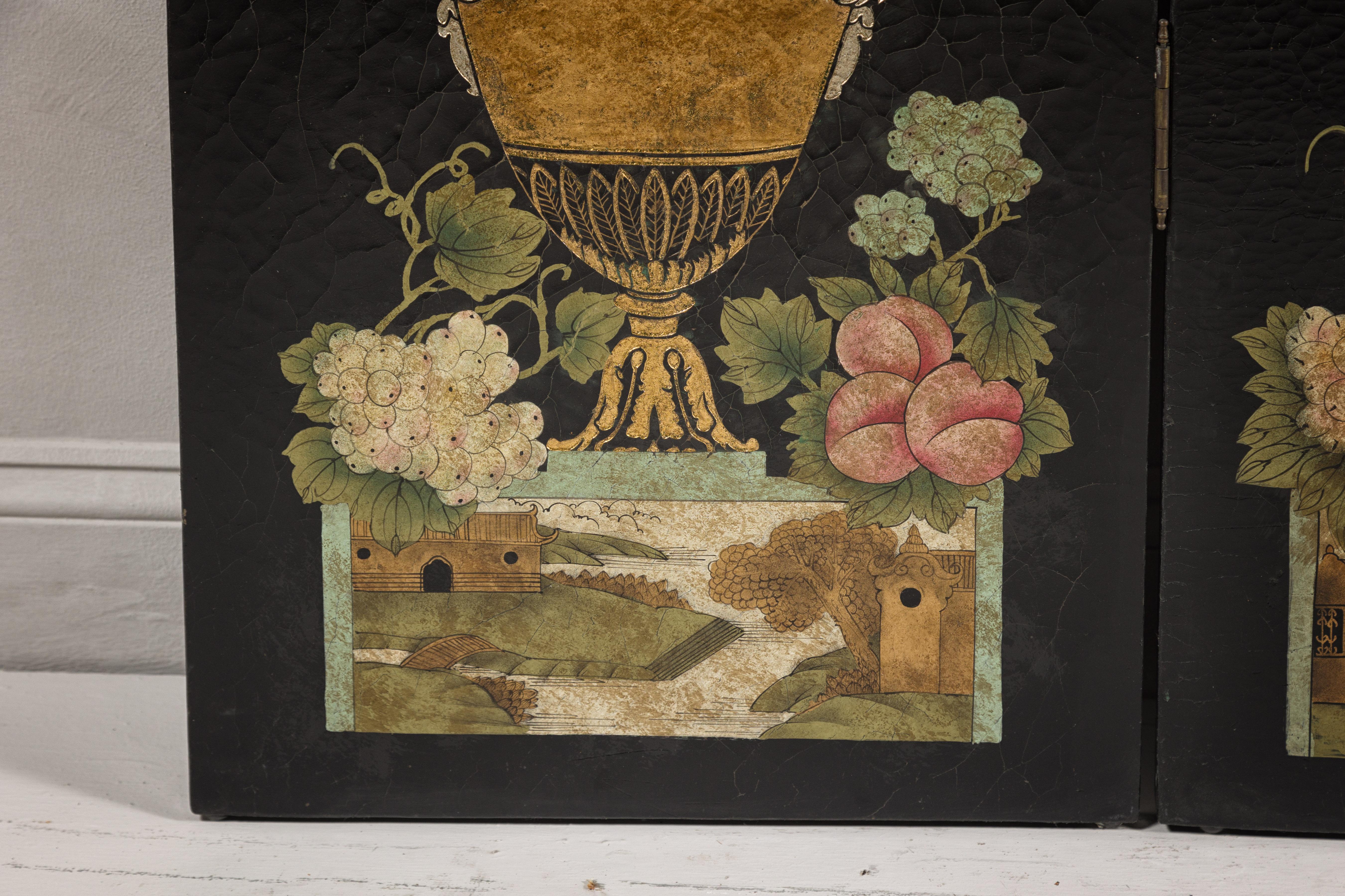 Biombo chino de cuatro paneles lacado en negro con decoración floral policromada en venta 4