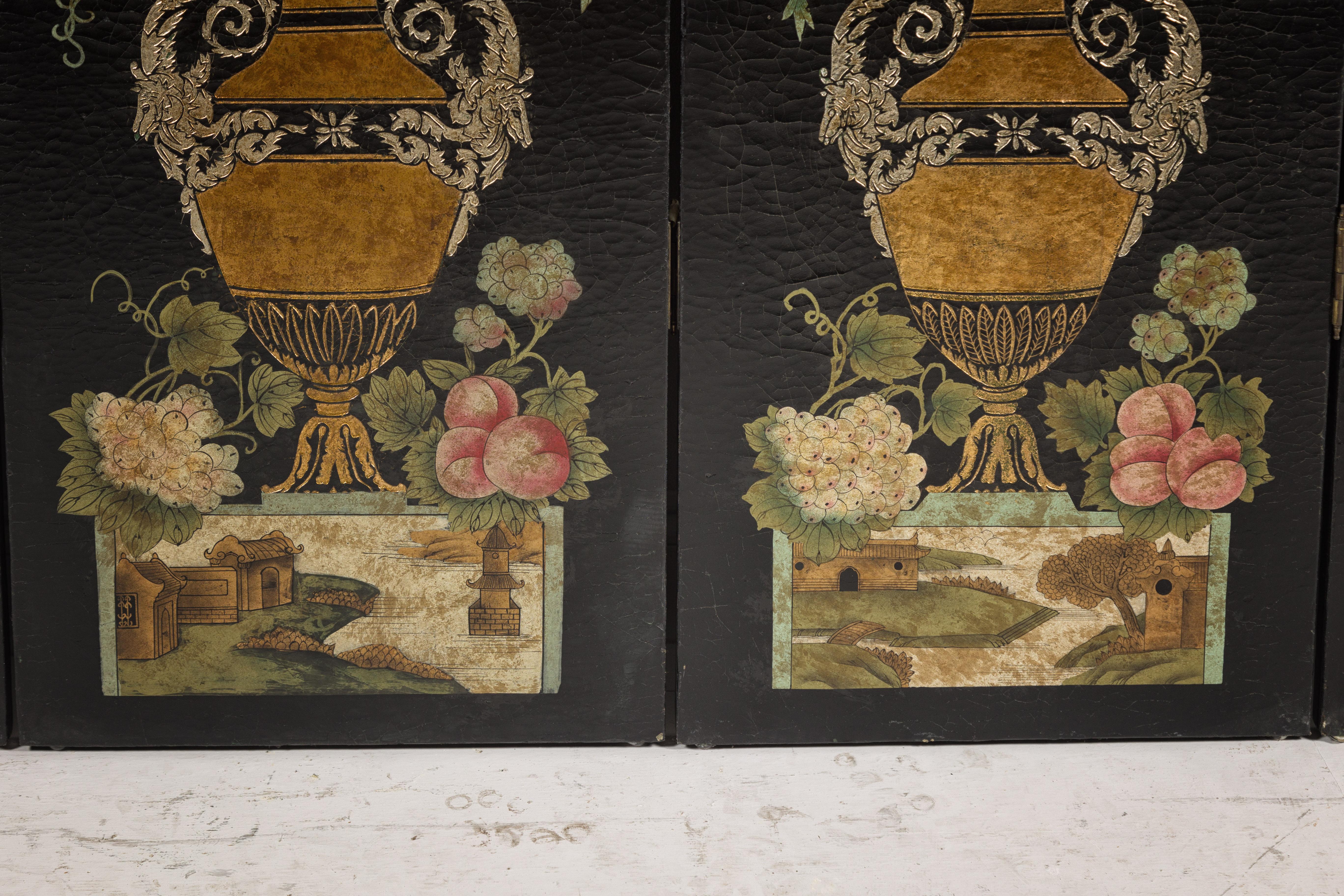 Biombo chino de cuatro paneles lacado en negro con decoración floral policromada en venta 5