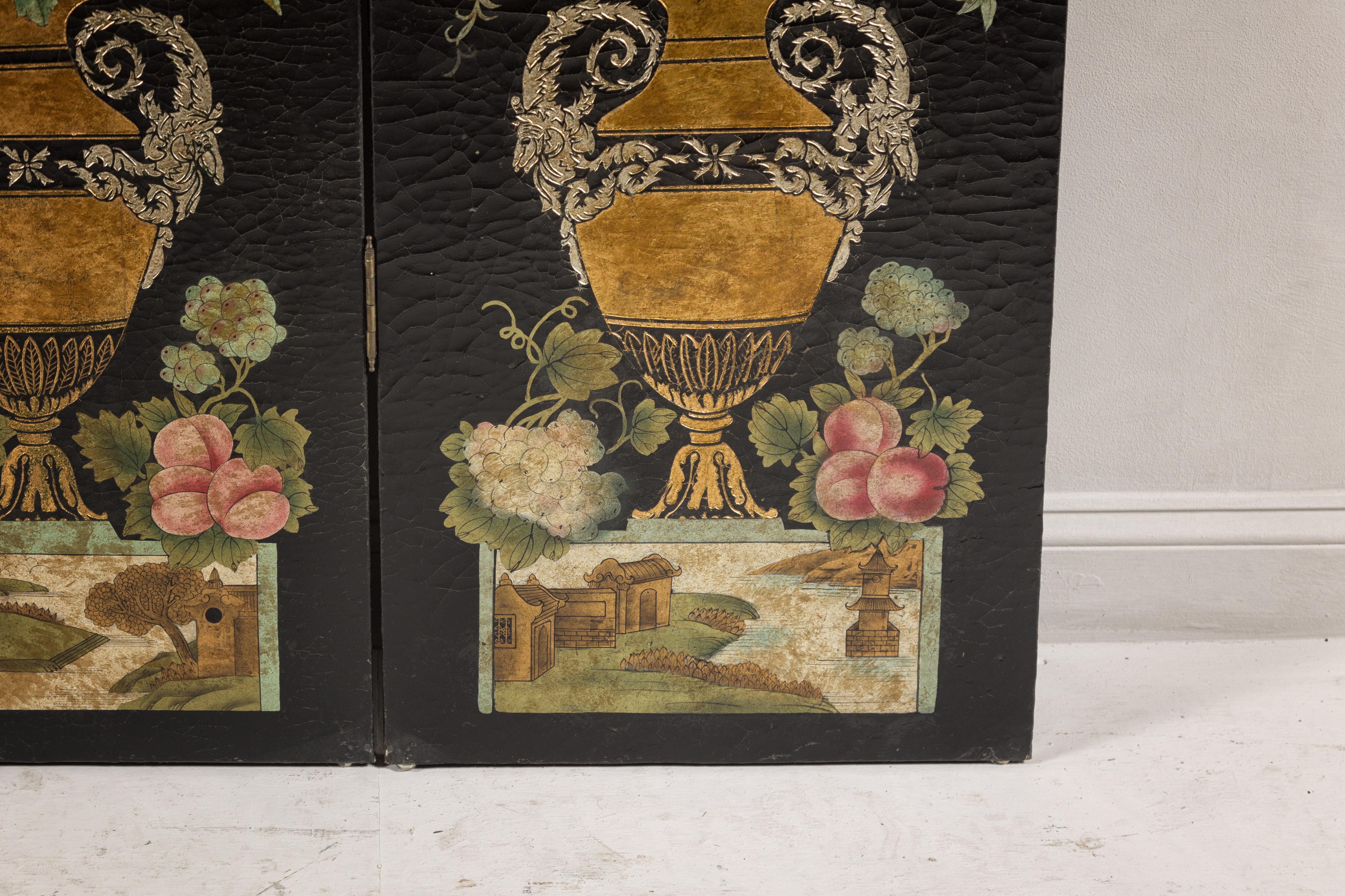 Biombo chino de cuatro paneles lacado en negro con decoración floral policromada en venta 6