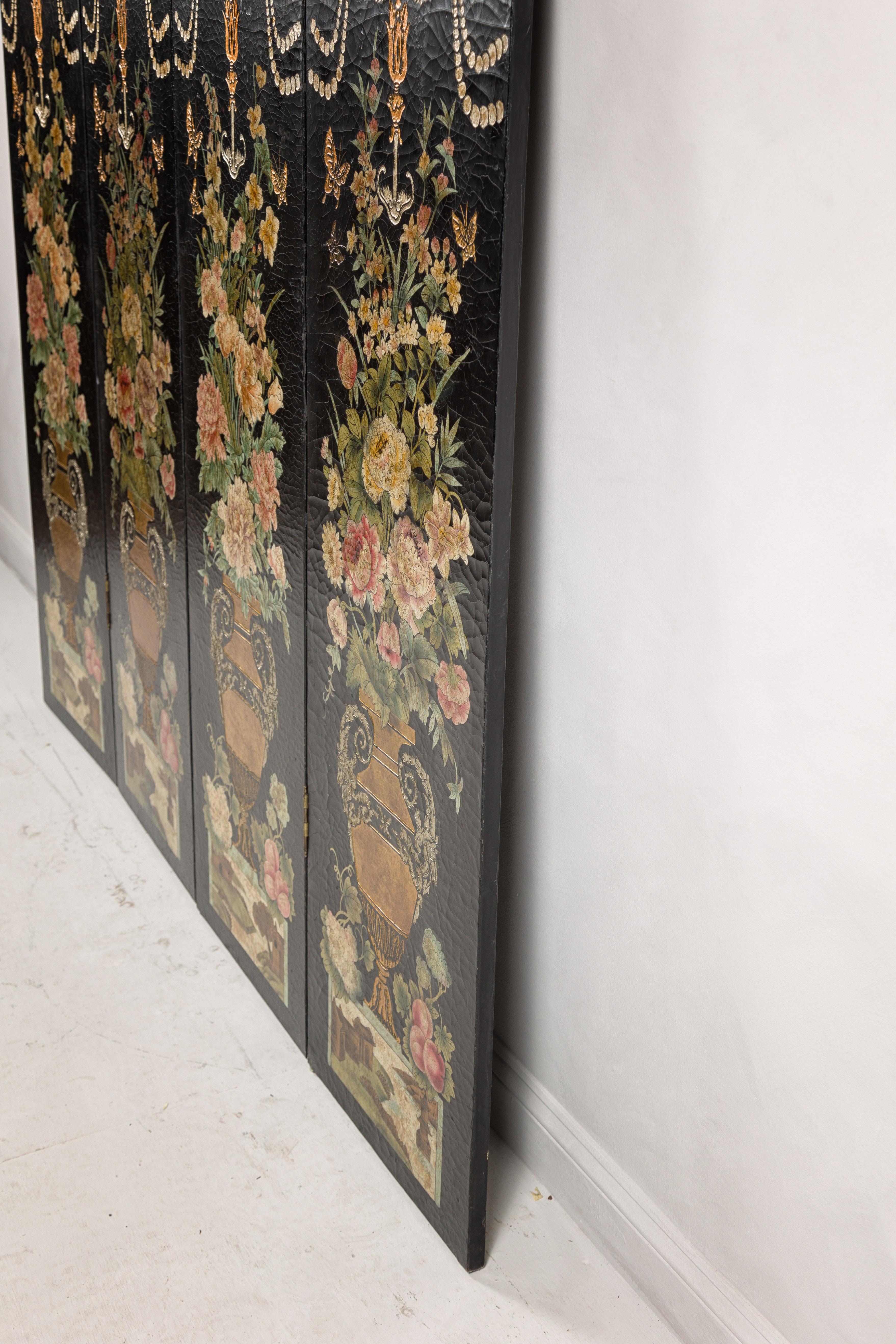 Biombo chino de cuatro paneles lacado en negro con decoración floral policromada en venta 9