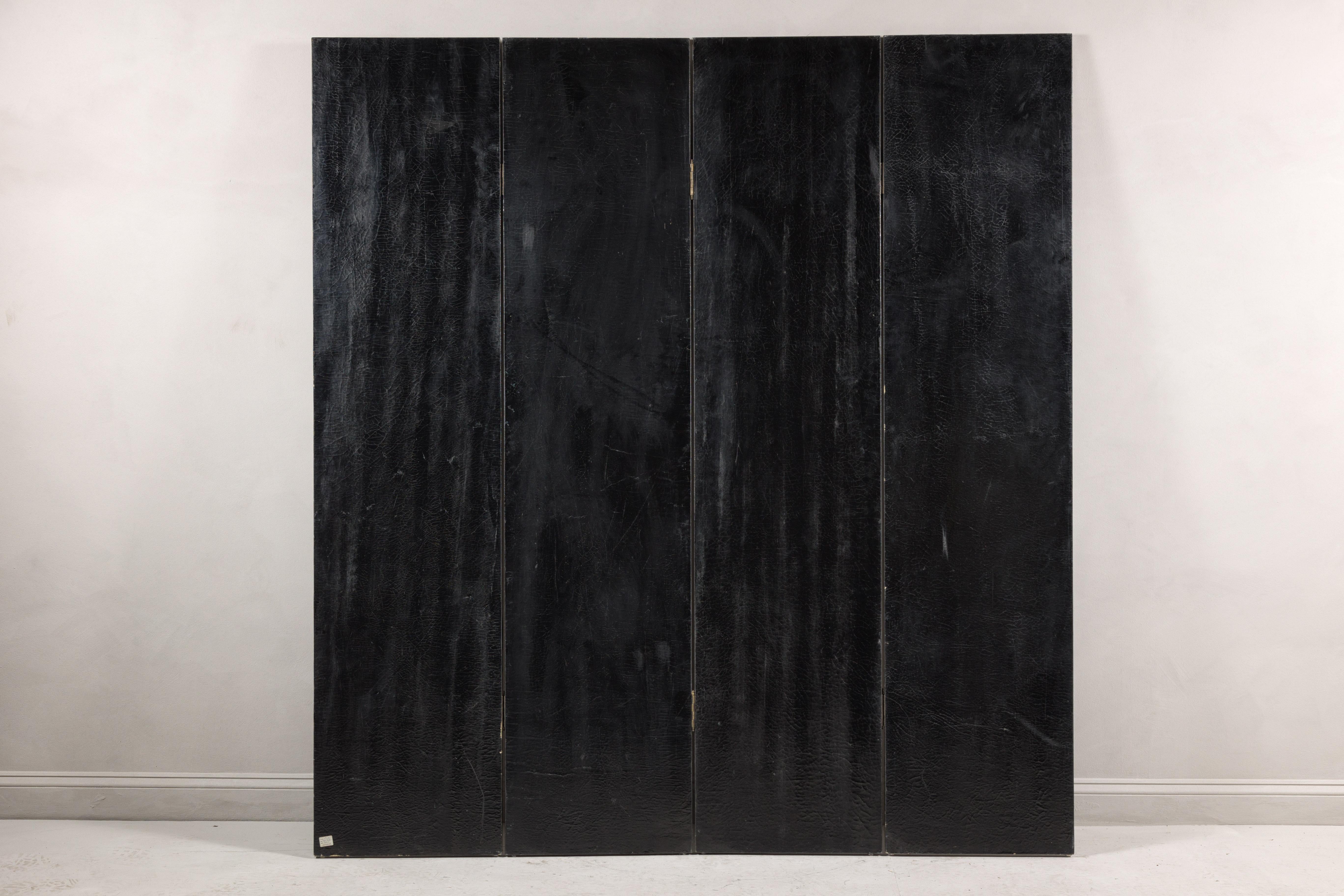 Biombo chino de cuatro paneles lacado en negro con decoración floral policromada en venta 11