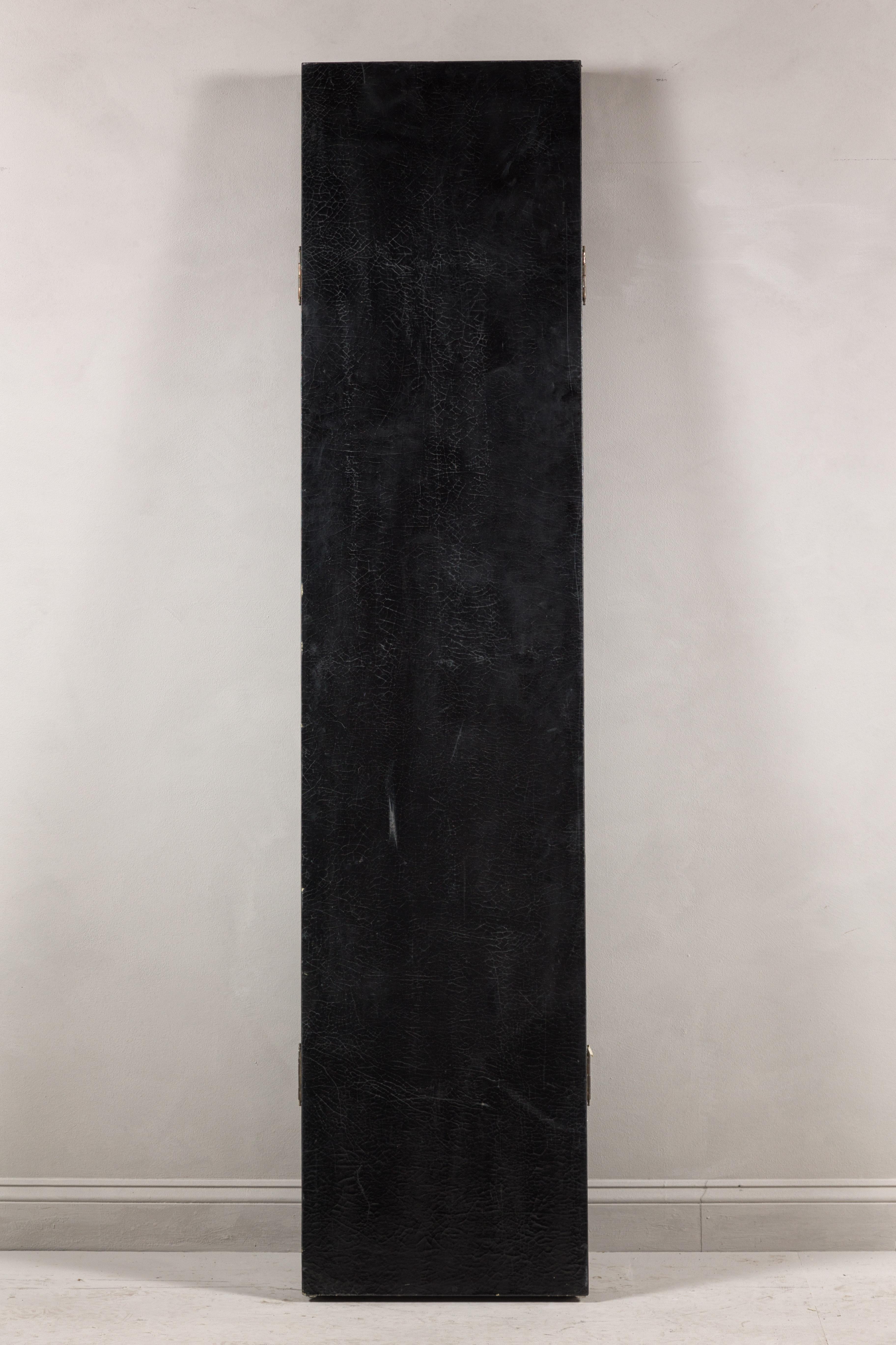 Biombo chino de cuatro paneles lacado en negro con decoración floral policromada en venta 12