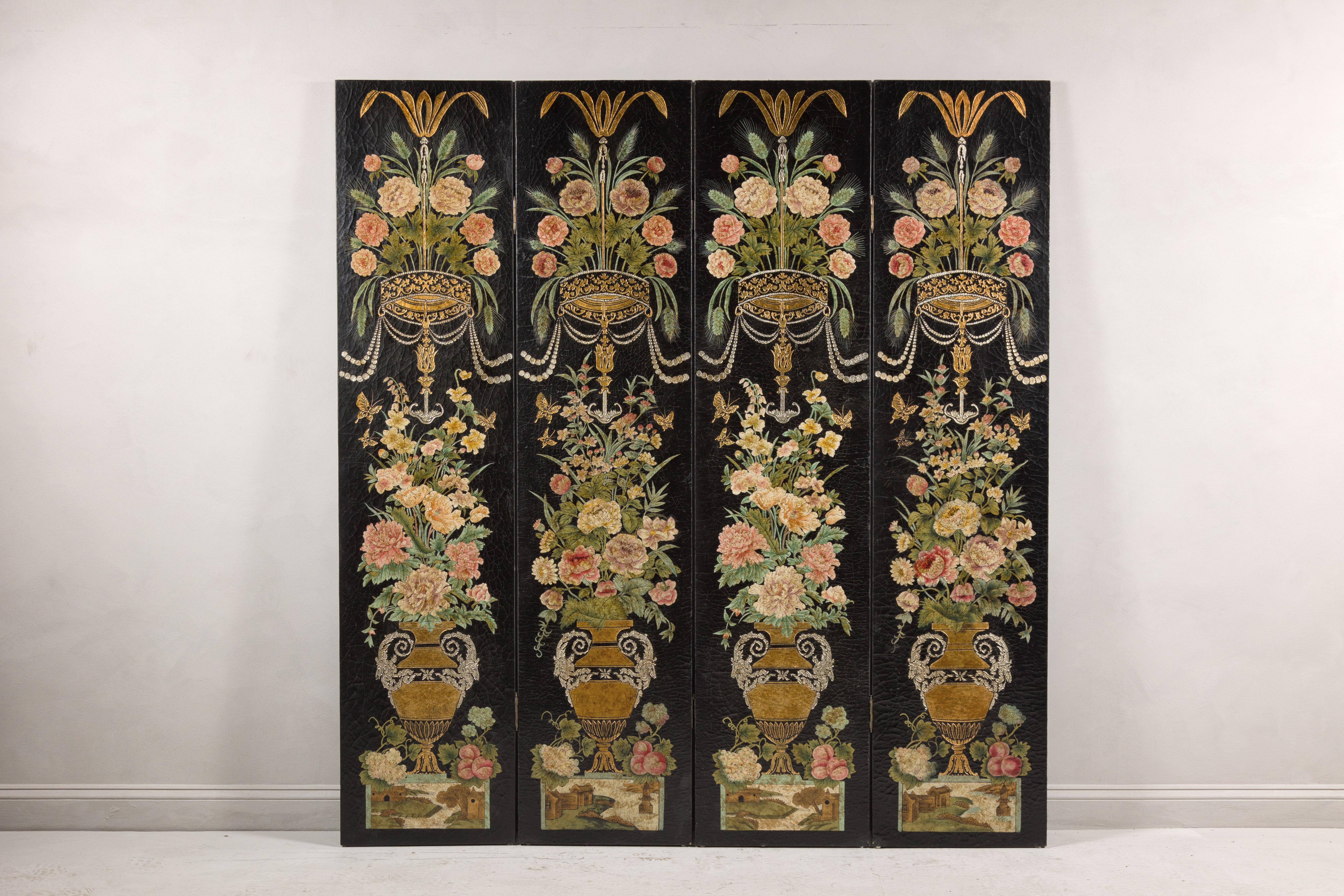 Biombo chino de cuatro paneles lacado en negro con majestuosa decoración floral pintada y acabado craquelado. Cautivando nuestra atención con su majestuosa decoración floral pintada, este biombo chino vintage de cuatro paneles lacado en negro