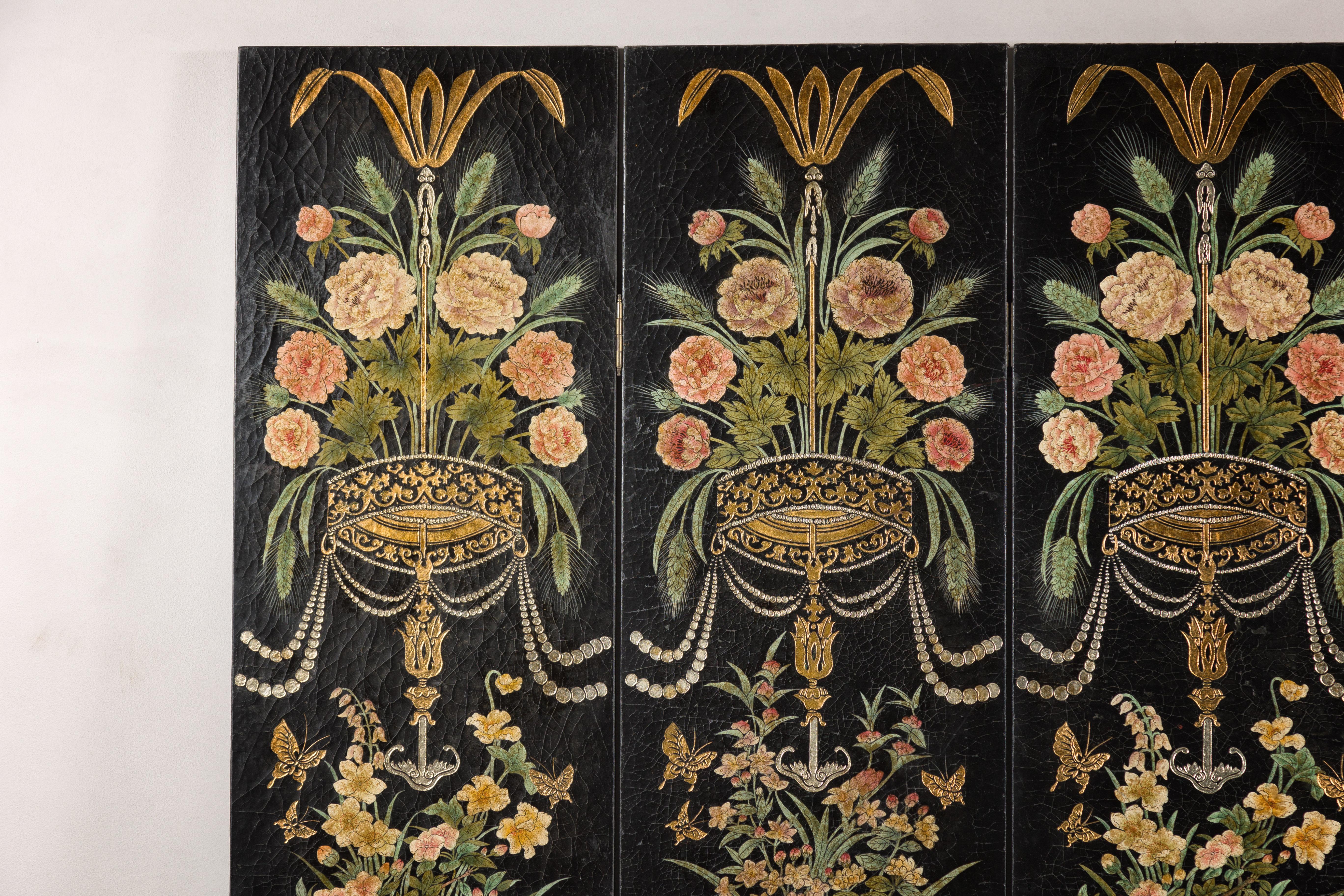 Biombo chino de cuatro paneles lacado en negro con decoración floral policromada Chino en venta