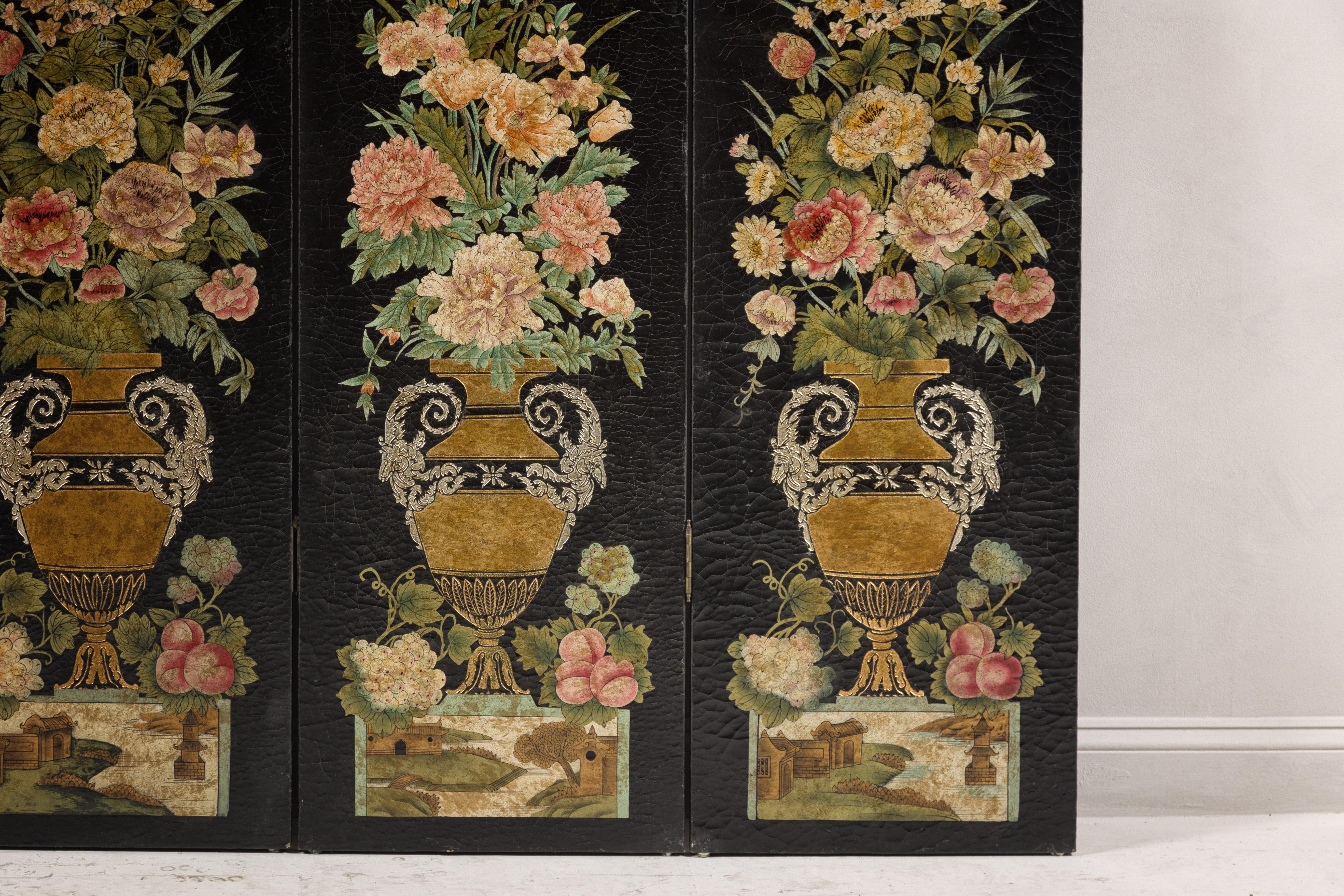Biombo chino de cuatro paneles lacado en negro con decoración floral policromada siglo XX en venta