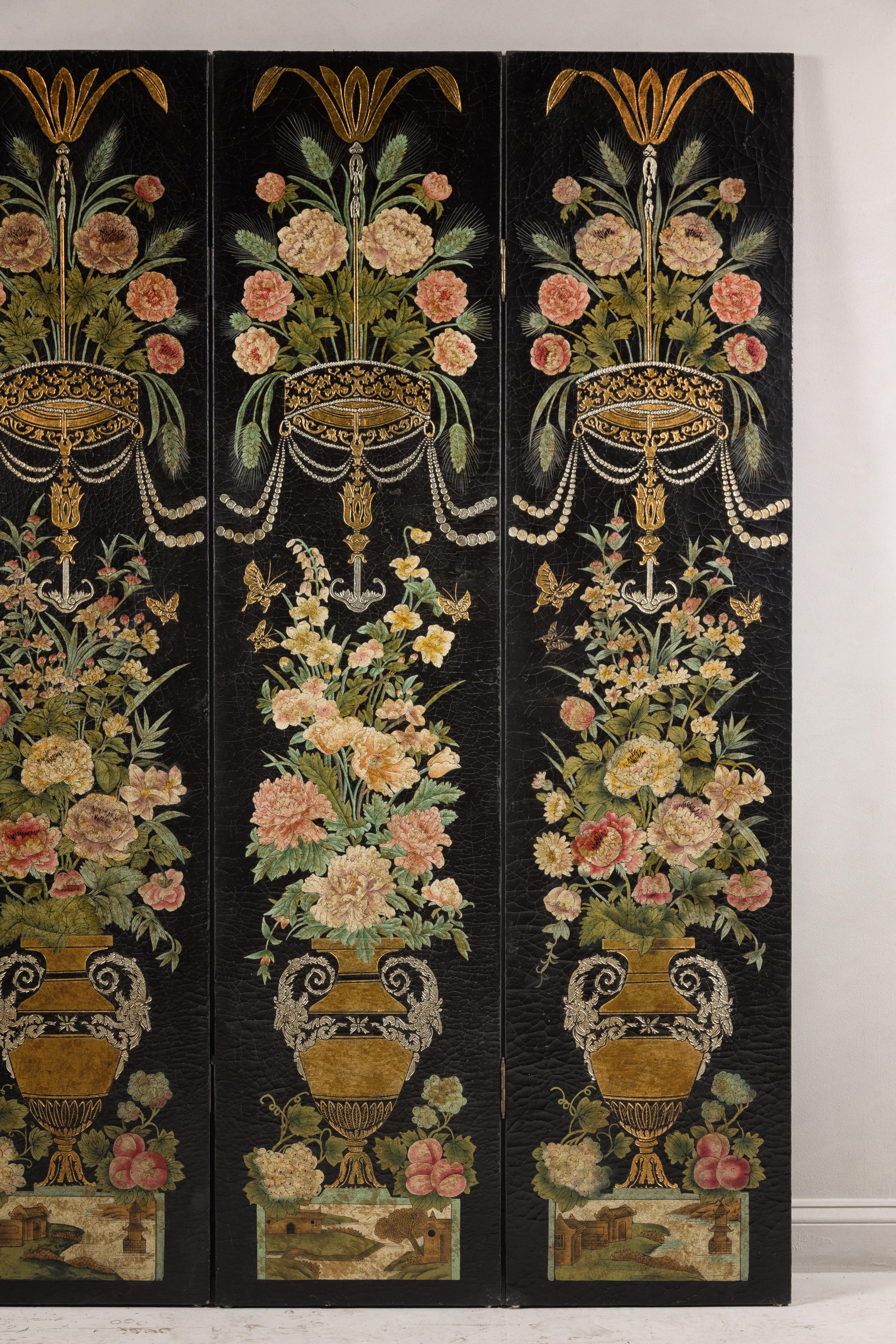 Biombo chino de cuatro paneles lacado en negro con decoración floral policromada en venta 1