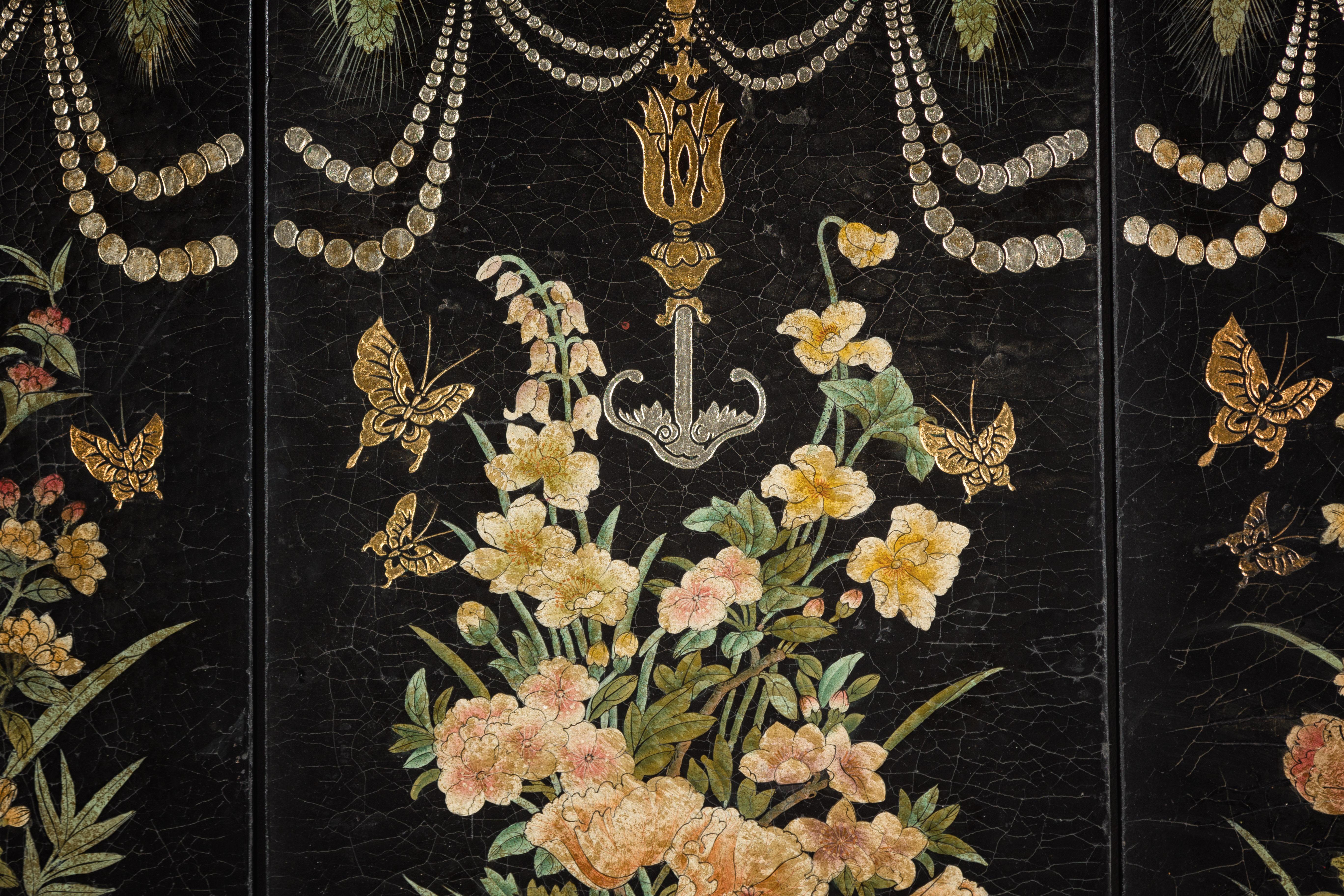 Biombo chino de cuatro paneles lacado en negro con decoración floral policromada en venta 2