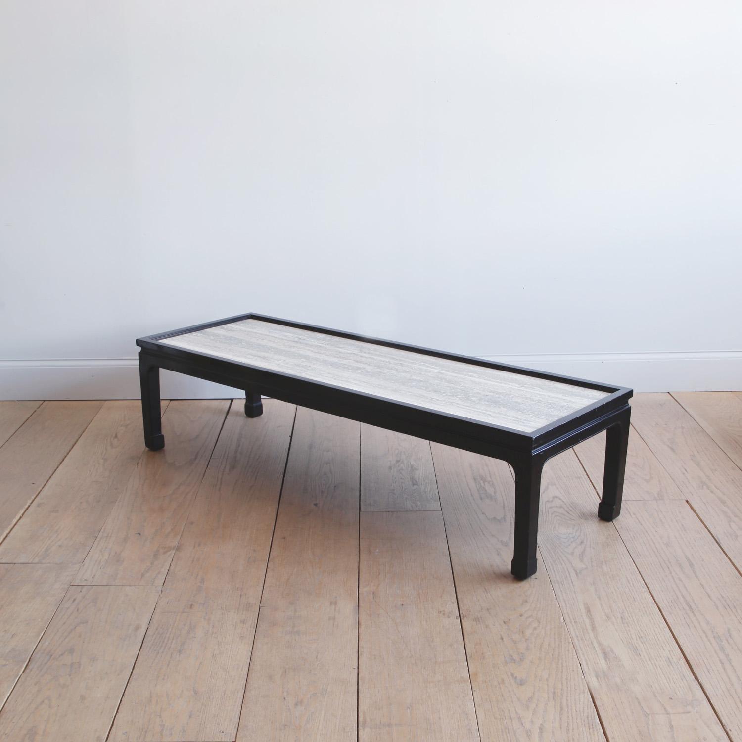 Table basse de milieu de siècle en laque noire avec un élégant profil chinois. Nous avons récemment remplacé la partie supérieure par un morceau de travertin très esthétique. Nous trouvons que la pierre est un objet de contemplation digne