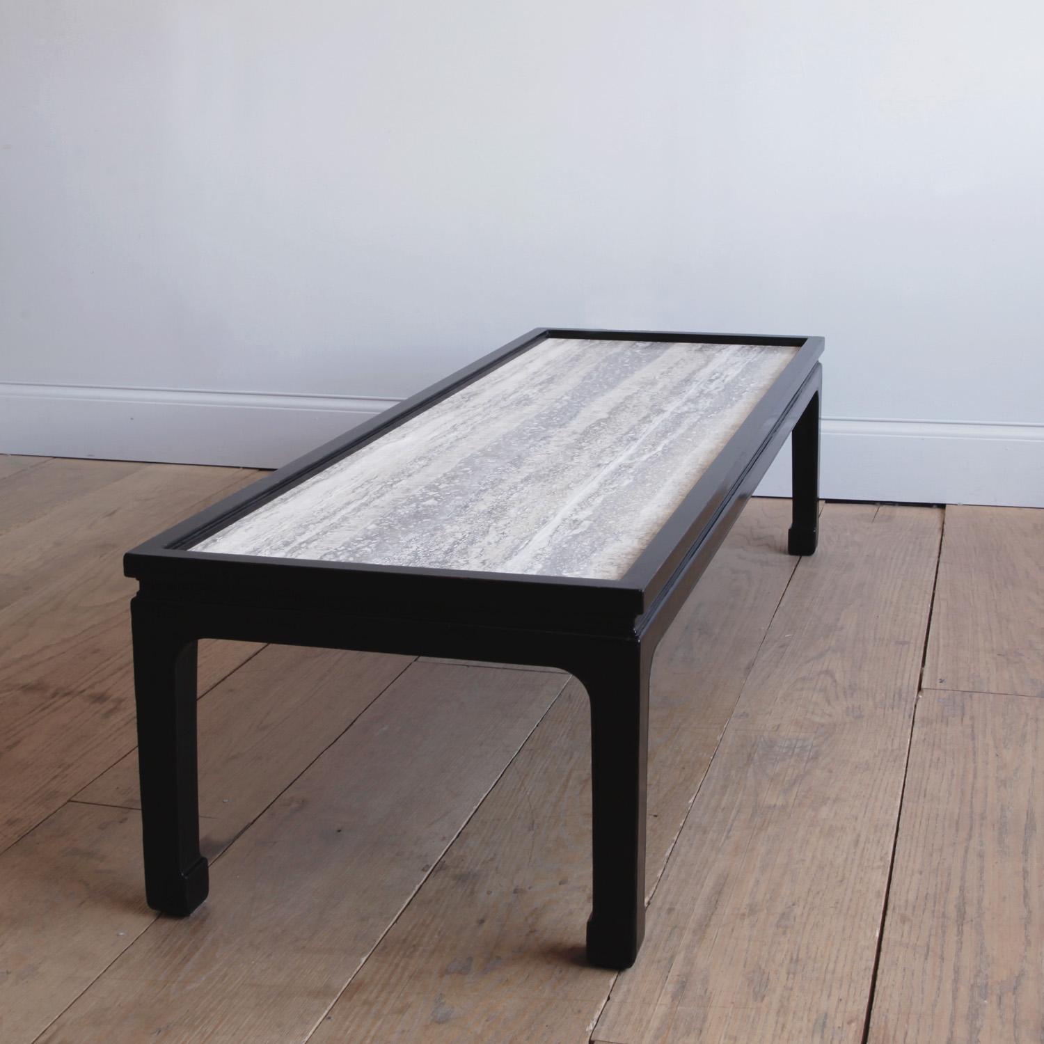 Laqué Table basse de style chinois en laque noire avec plateau en travertin en vente