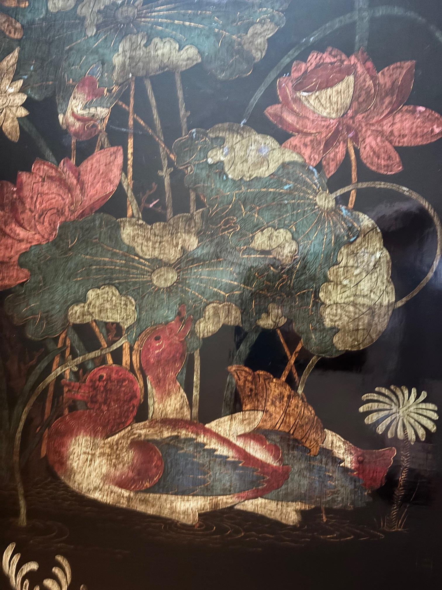 Français Table basse chinoiseries, panneau de fleurs du 18ème siècle en vente
