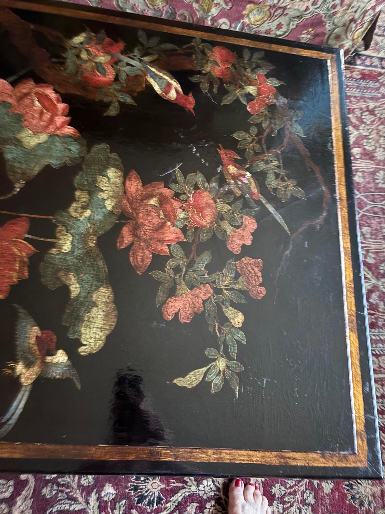 Laqué Table basse chinoiseries, panneau de fleurs du 18ème siècle en vente