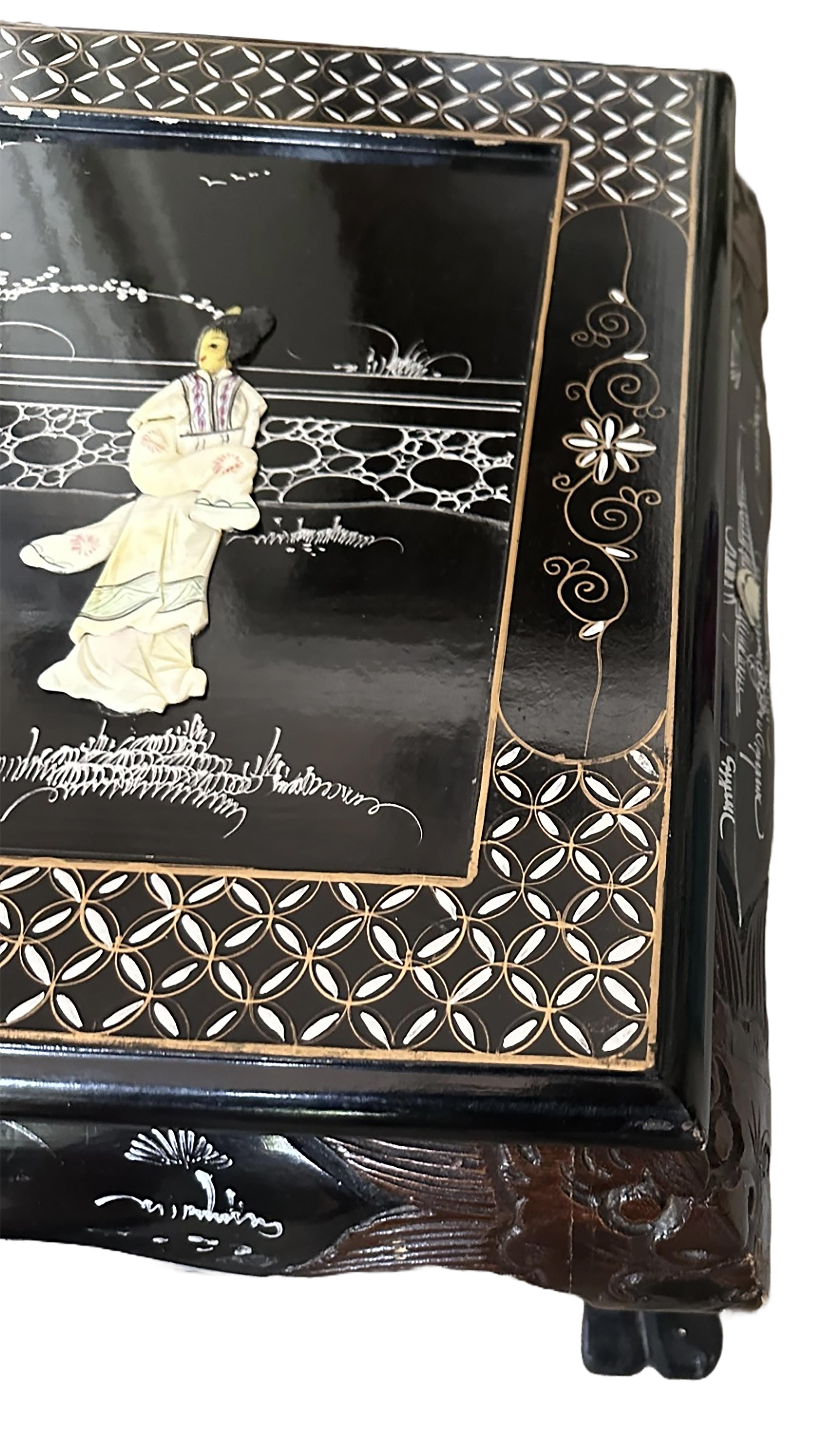 Table basse chinoiseries laquée noire en vente 2