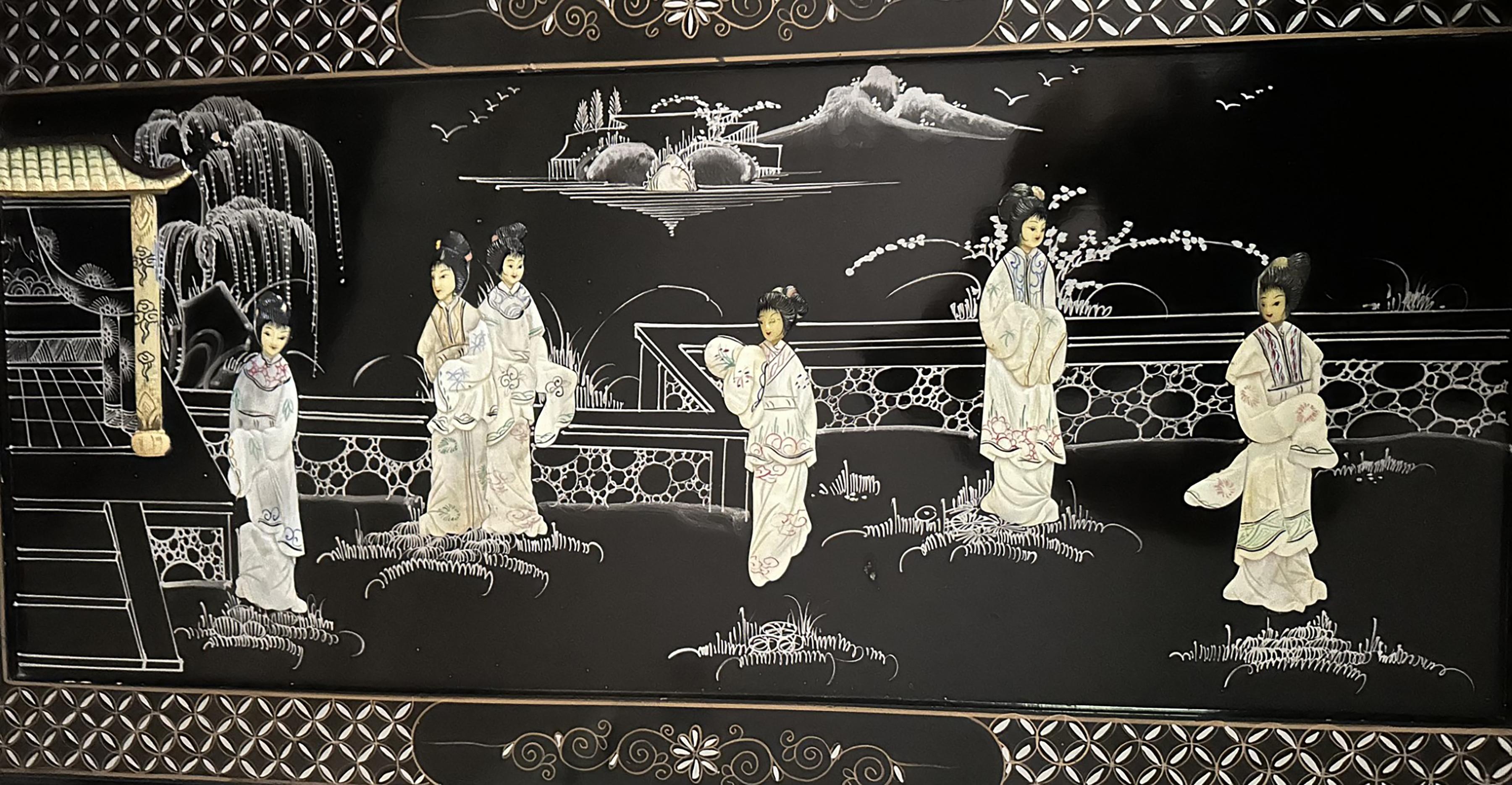 Table basse chinoiseries laquée noire en vente 3