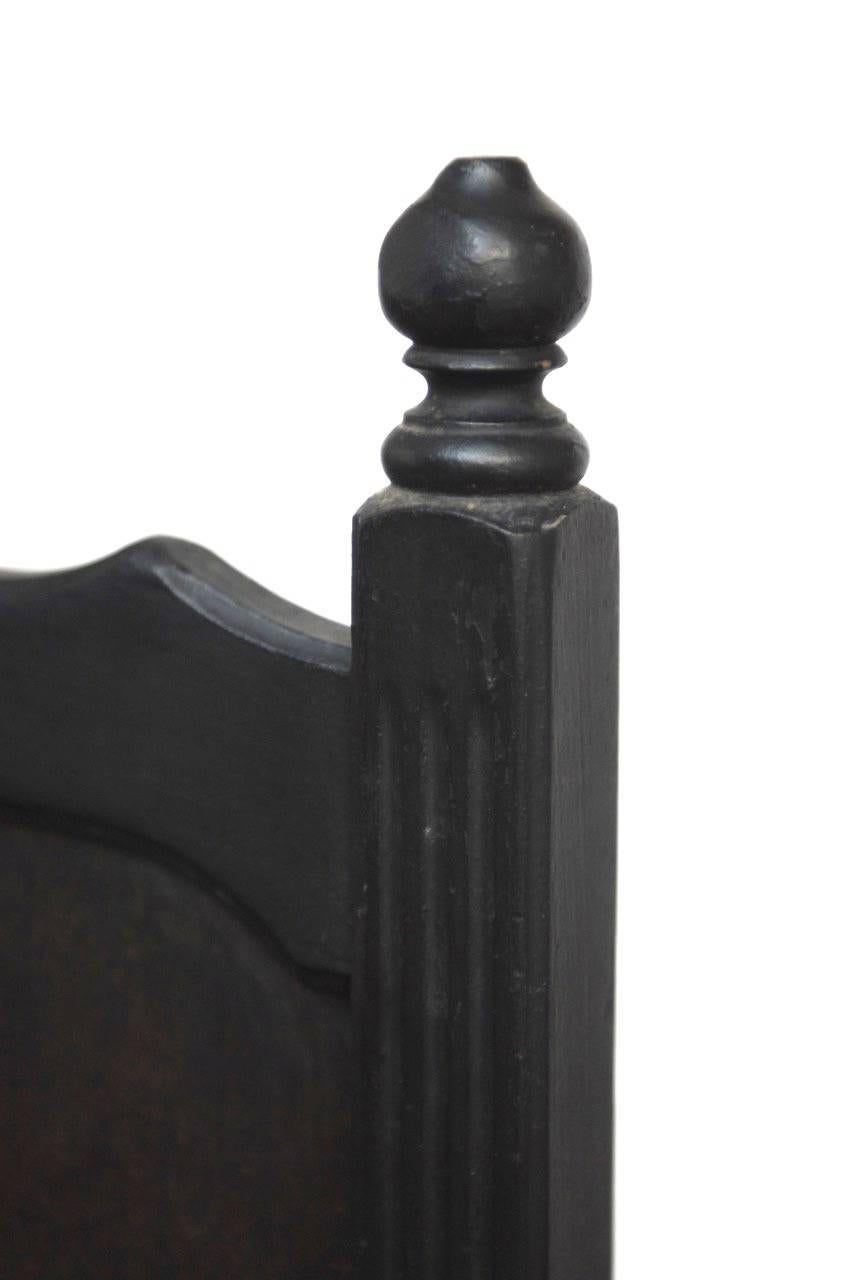 20ième siècle Écran de cheminée décoré de Chinoiserie en laque noire