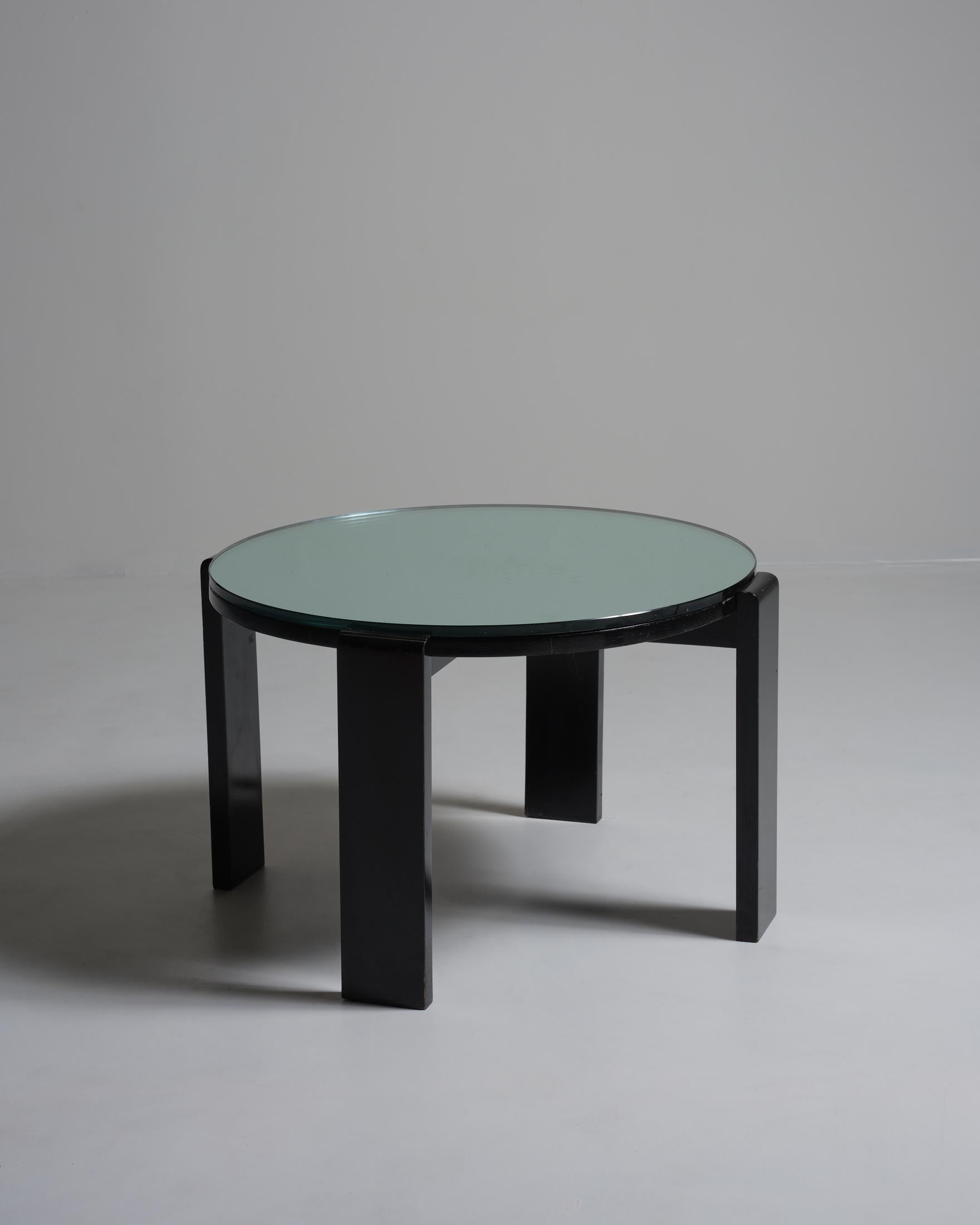 Table basse Art Déco en bois laqué noir avec plateau circulaire en miroir reposant sur quatre pieds droits par Jacques Adnet. Fabriqué en France dans les années 1930.

Bibliographie : Alain-René Hardy et Gaelle Millet, 