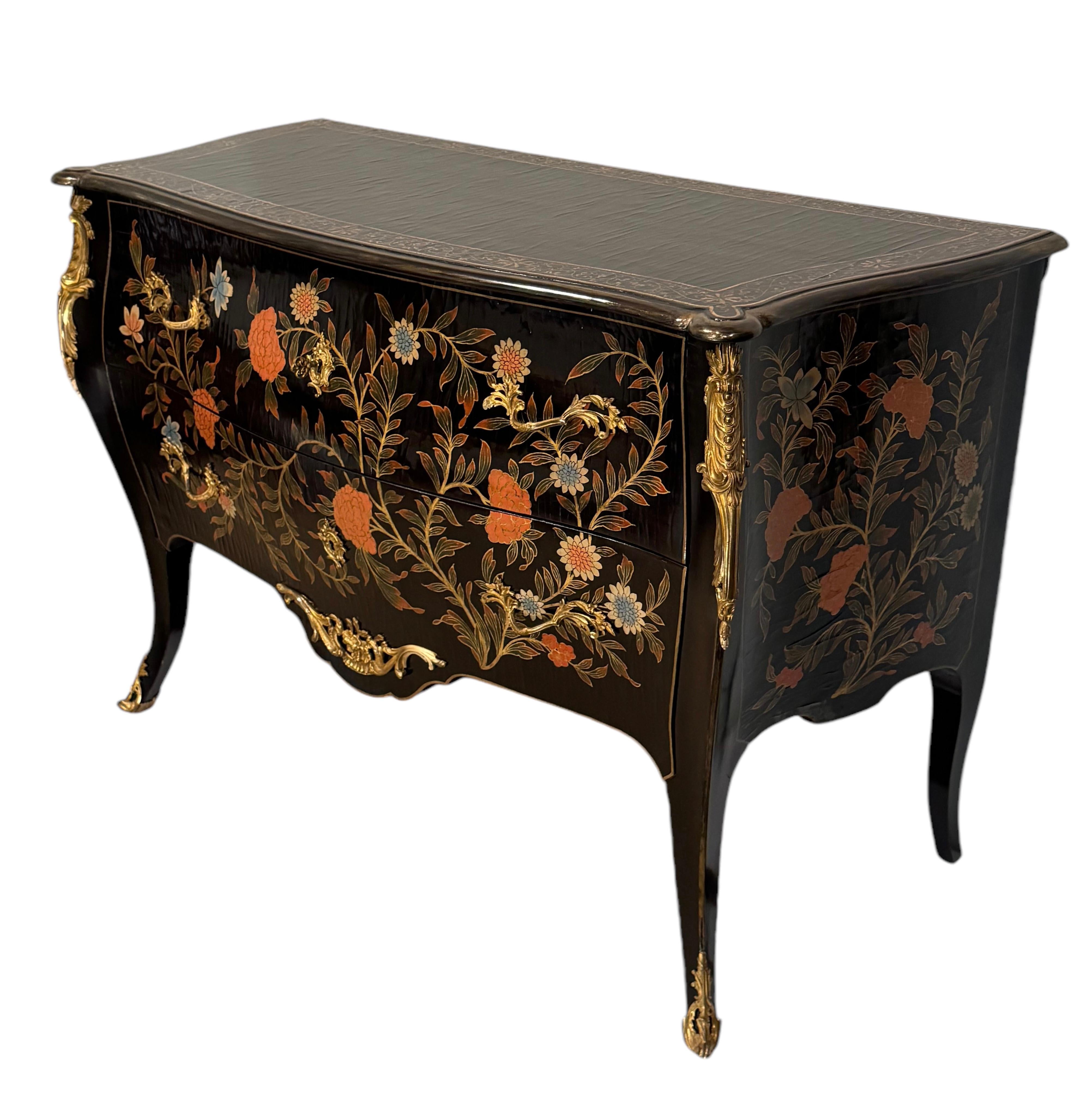 Questa graziosa commode presenta splendide decorazioni e montature dorate. Il comodino ha una sola chiave.