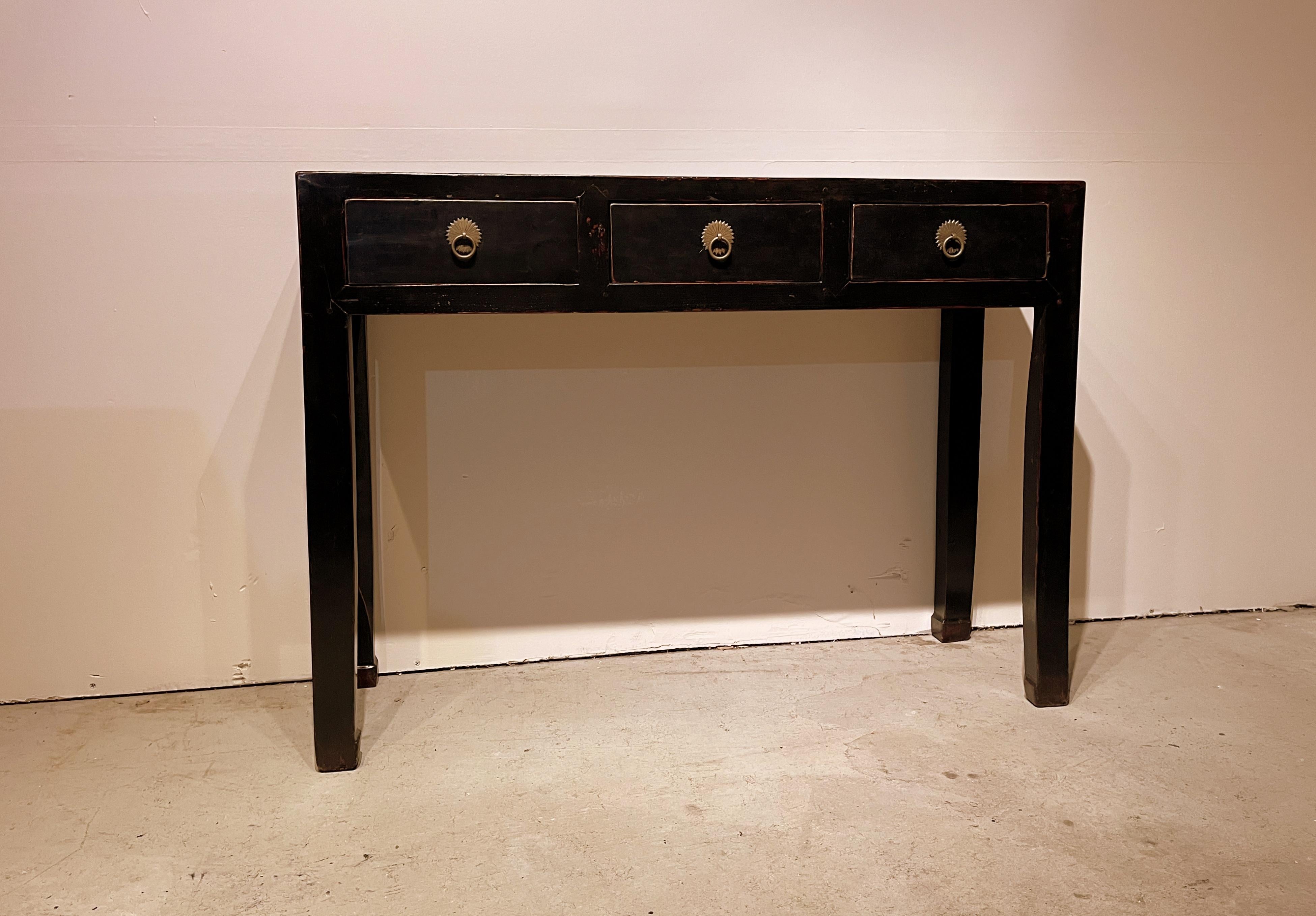 Mesa consola lacada en negro mediados del siglo XX en venta