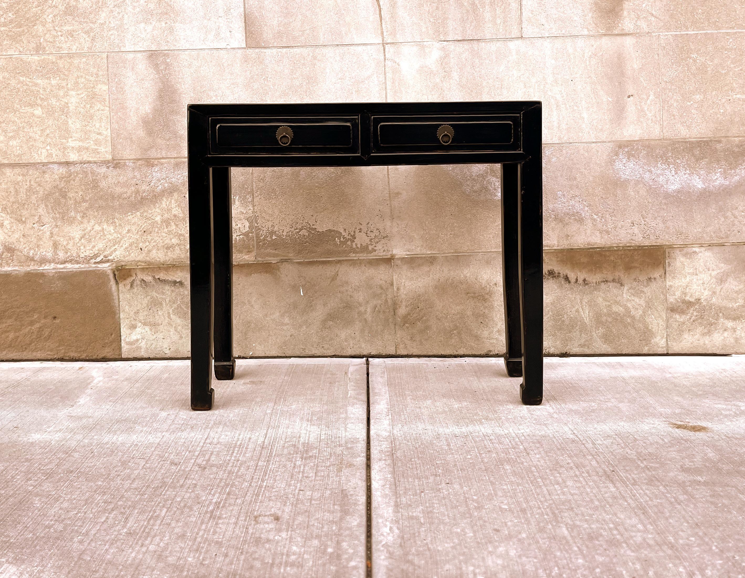 Schwarz lackierter Konsolentisch mit zwei Schubladen und Messingbeschlag mit Huffüßen. Einfache und elegante Form. 