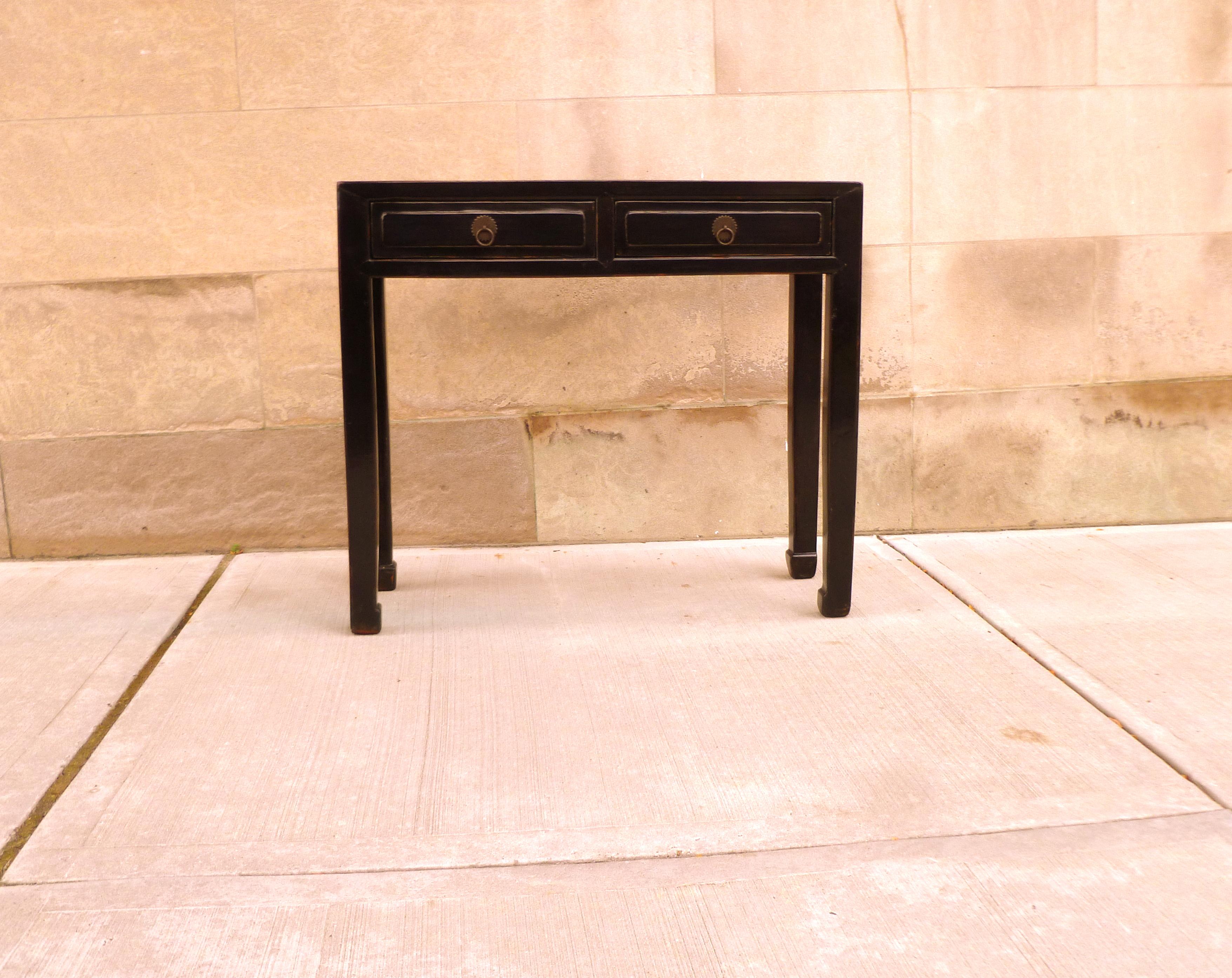 20ième siècle Table console en laque noire avec tiroirs en vente