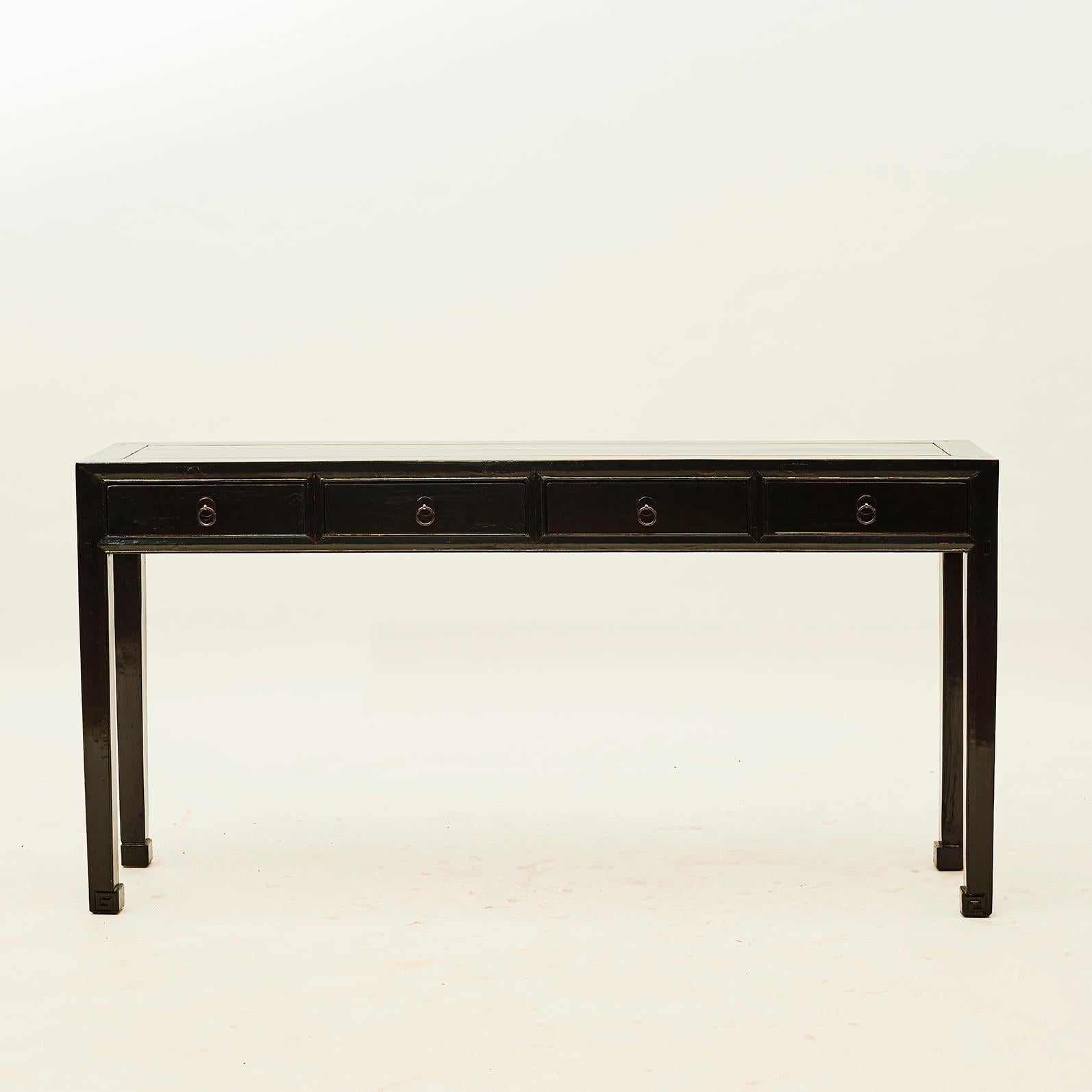 Black lacquer console table with 4 drawers, Art Deco.
Well suited both against a wall, behind sofa or as standalone table.
From Shandong Province, China, 1900-1920.