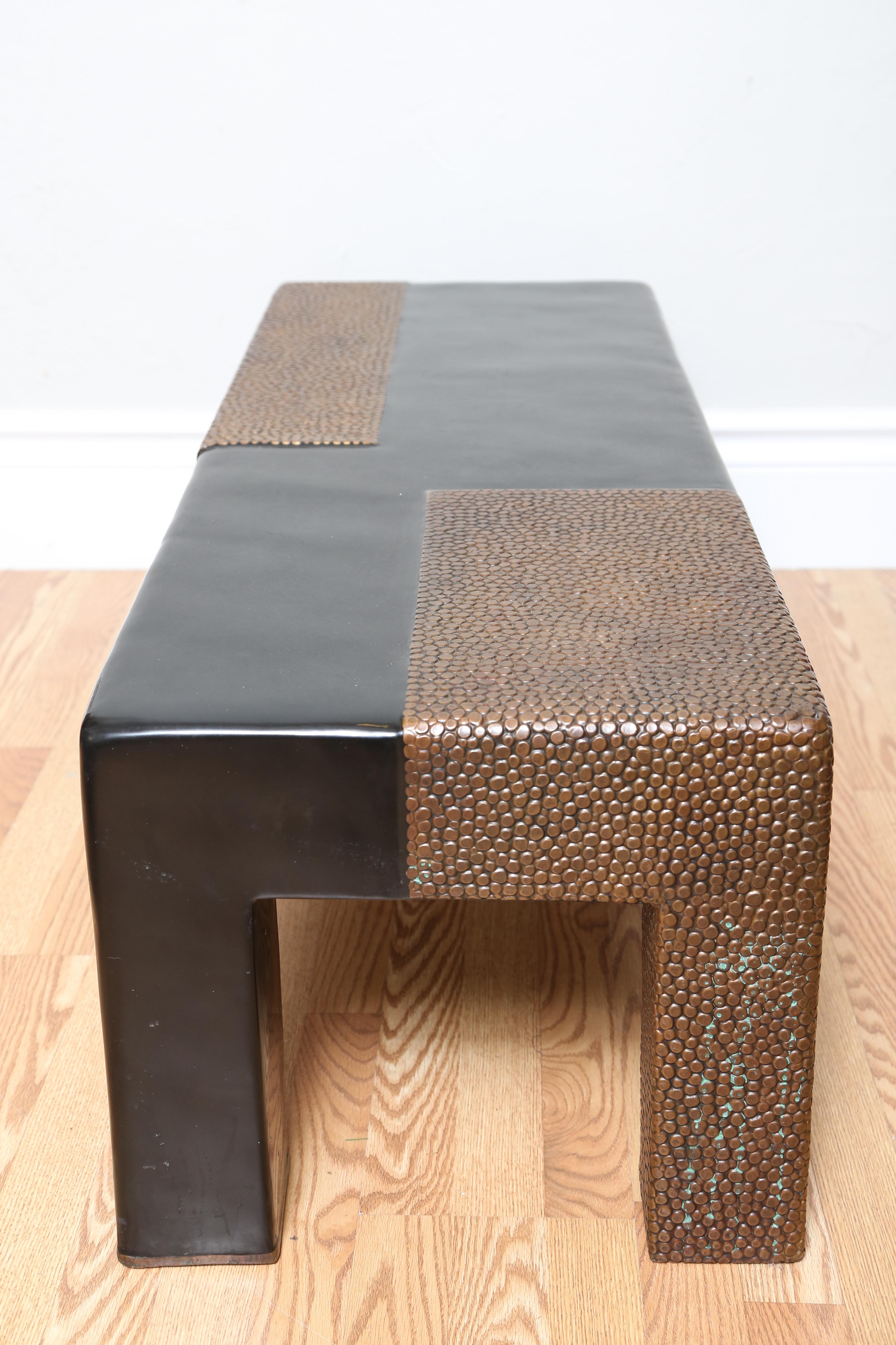 Table ou banc en laque noire et cuivre repoussé de Robert Kuo en vente 5