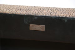 Mesa o banco "Repousse" de laca negra y cobre de Robert Kuo