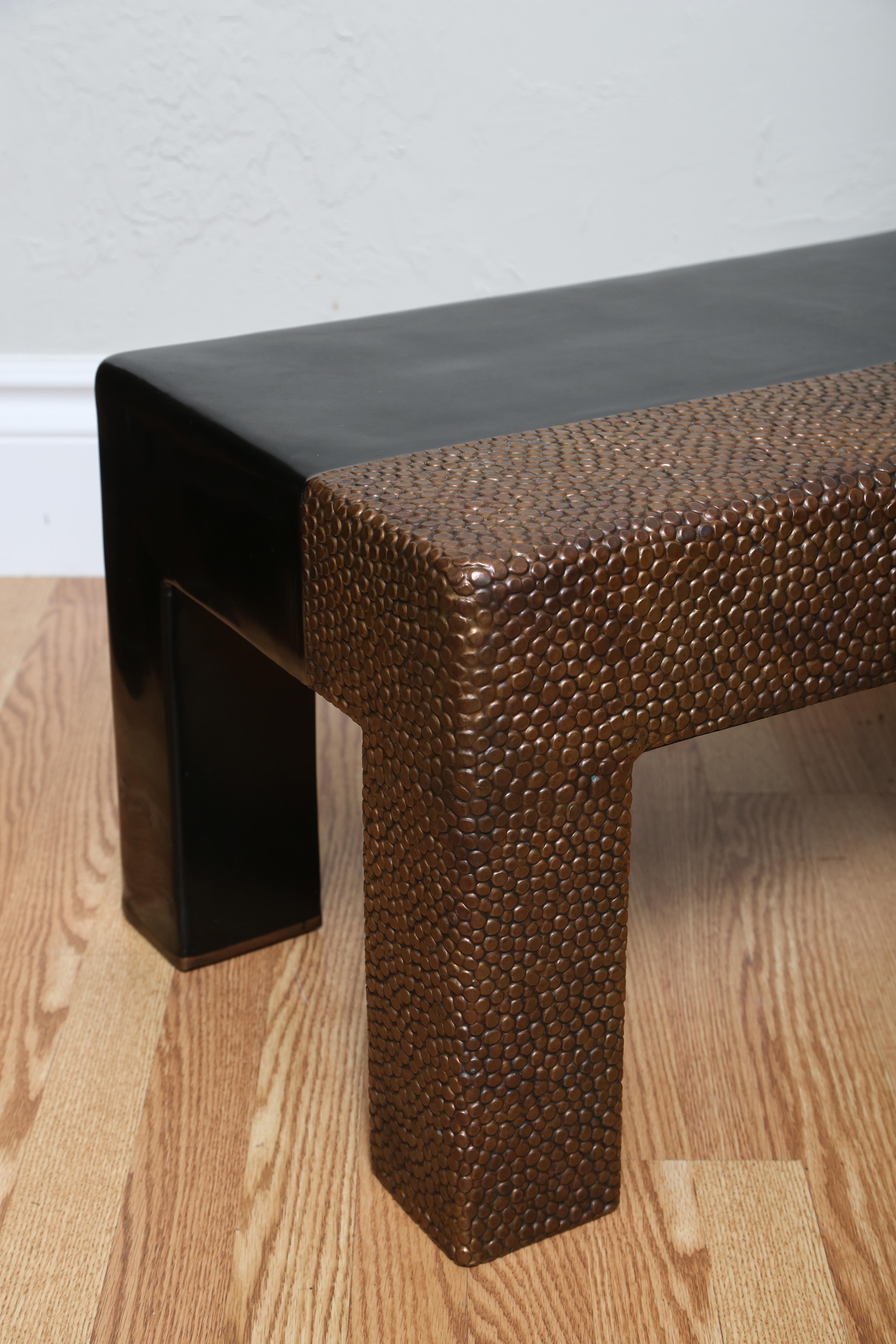 Table ou banc en laque noire et cuivre repoussé de Robert Kuo en vente 1