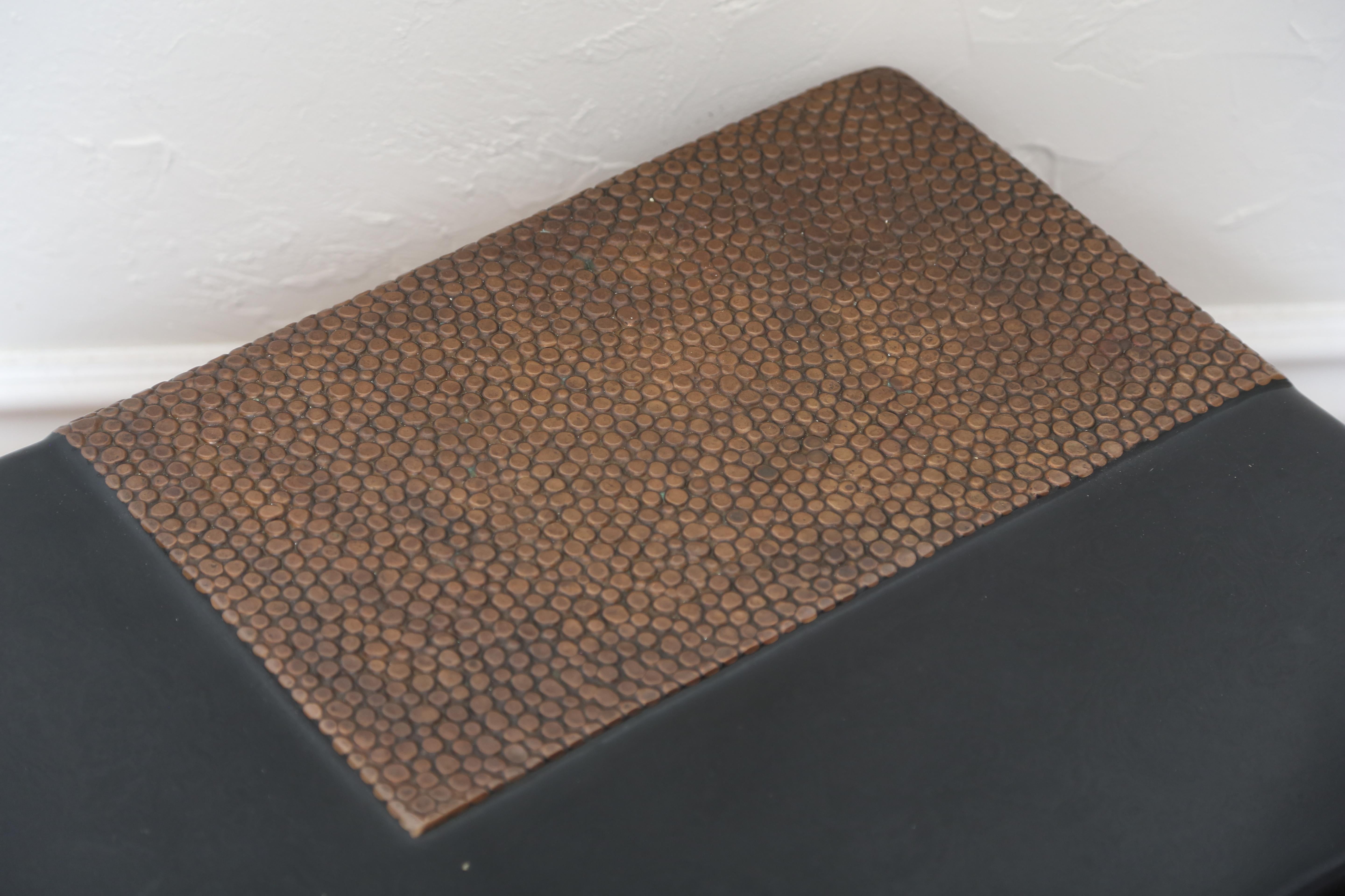 Table ou banc en laque noire et cuivre repoussé de Robert Kuo en vente 2