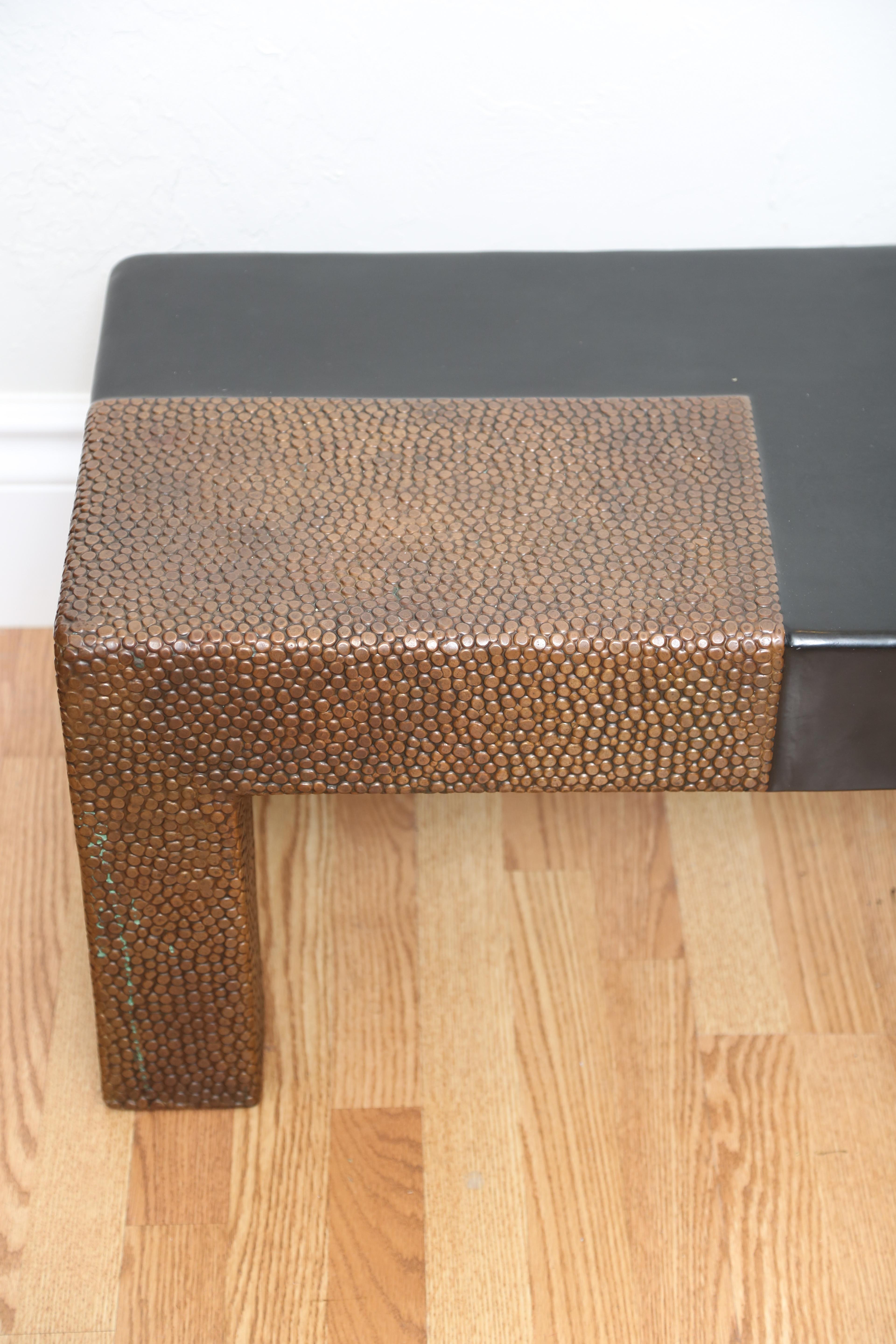 Table ou banc en laque noire et cuivre repoussé de Robert Kuo en vente 4