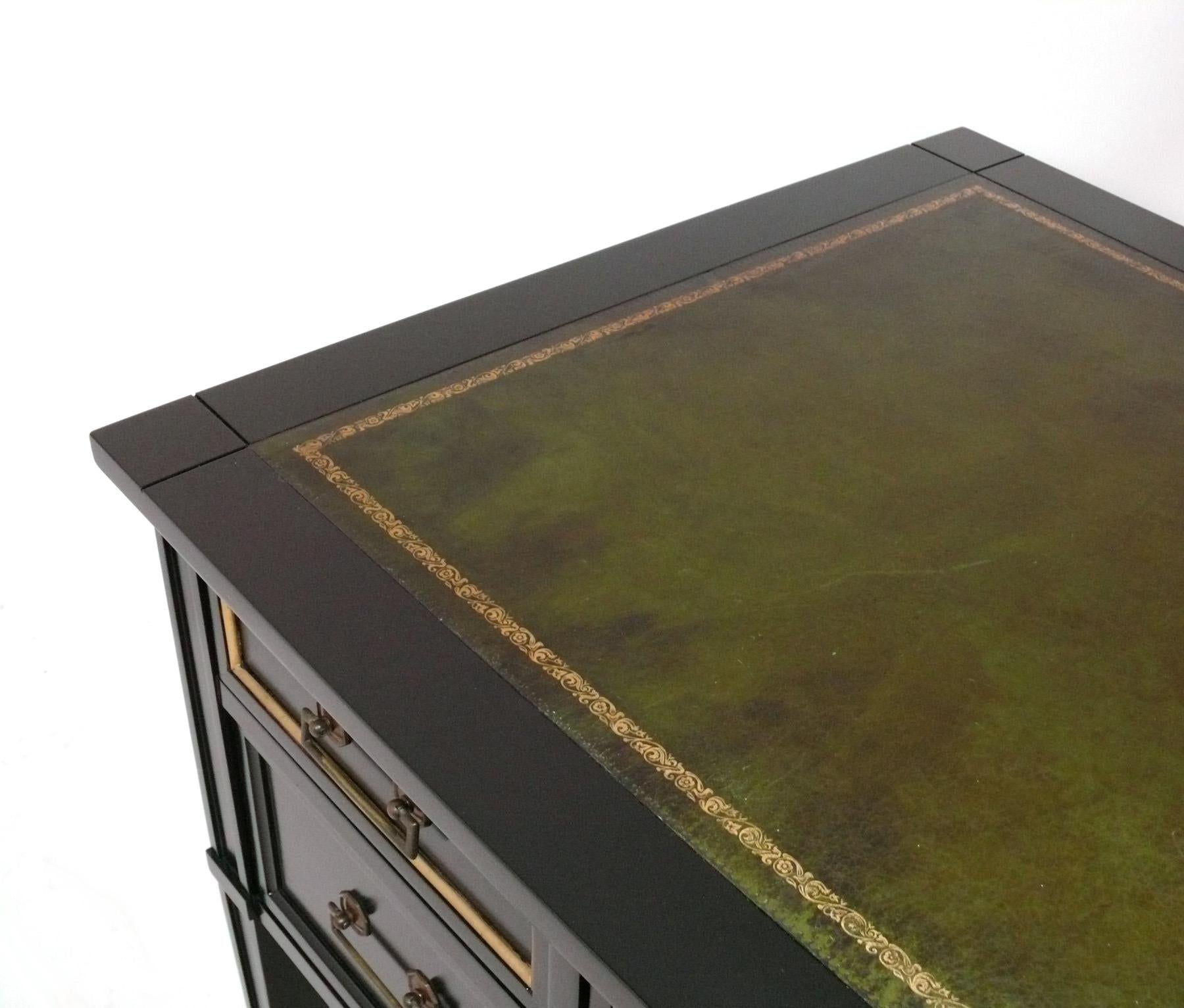 Schreibtisch- oder Bureau-Teller aus schwarzem Lack mit eingelassener grüner Lederplatte – neu lackiert (Lackiert) im Angebot