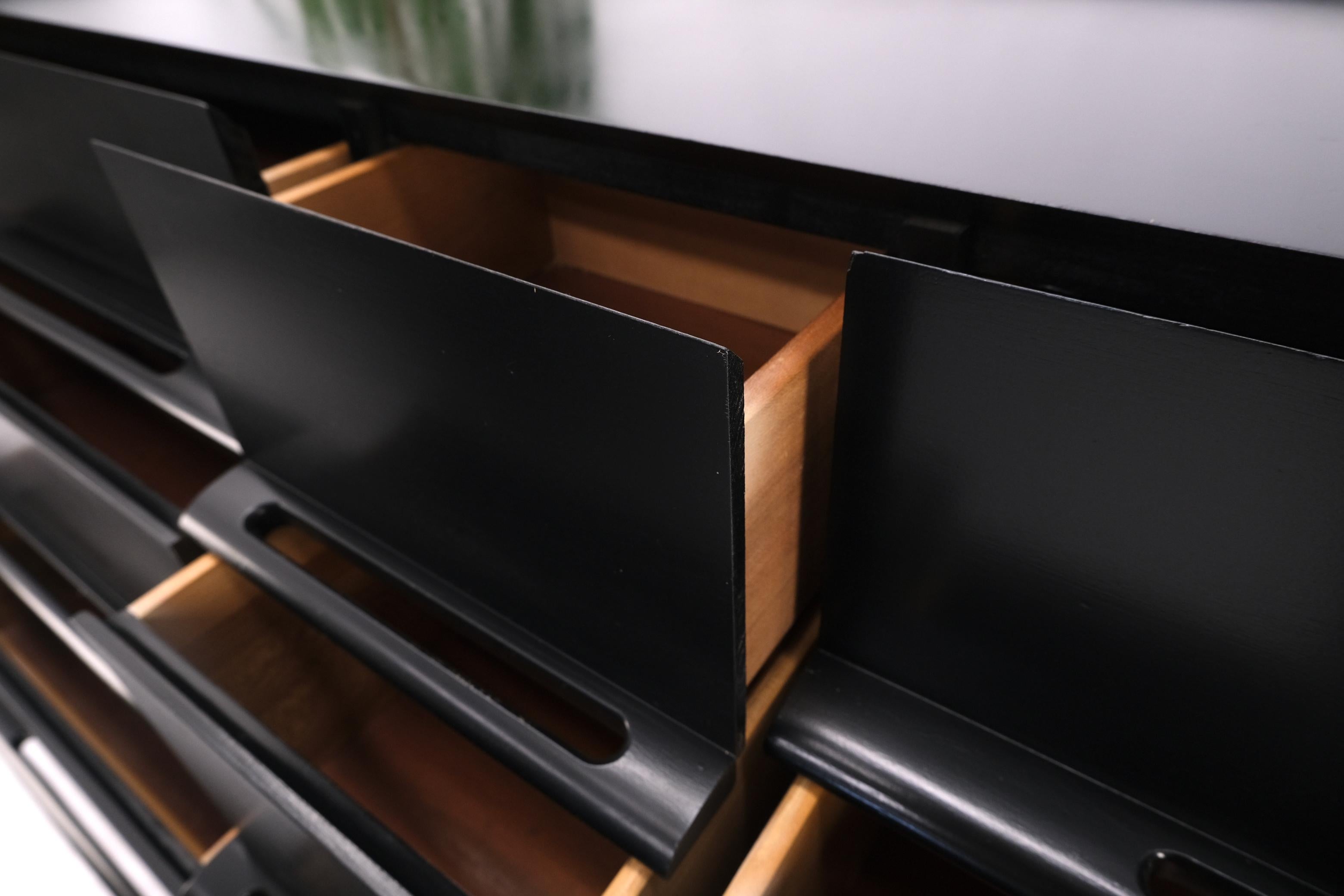 Laca Negra Ebonizada Pieza Madera Tiradores Galería Superior 9 Cajones Cómoda Credenza en venta 2