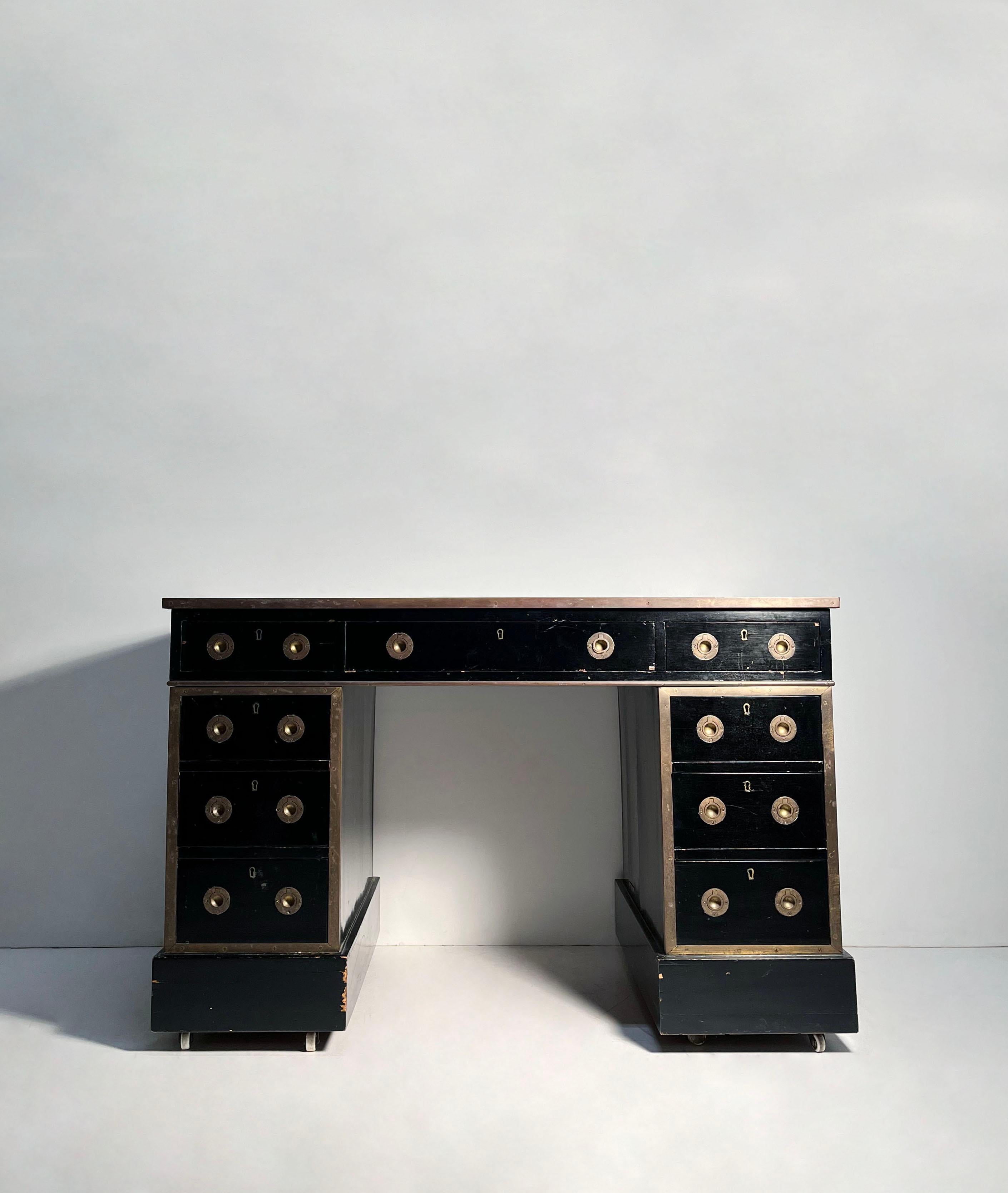 Bureau ancien de style Campaigner en laque noire. Je pense qu'il date du 19e siècle. Veuillez nous contacter pour obtenir des photos supplémentaires et un rapport d'état.