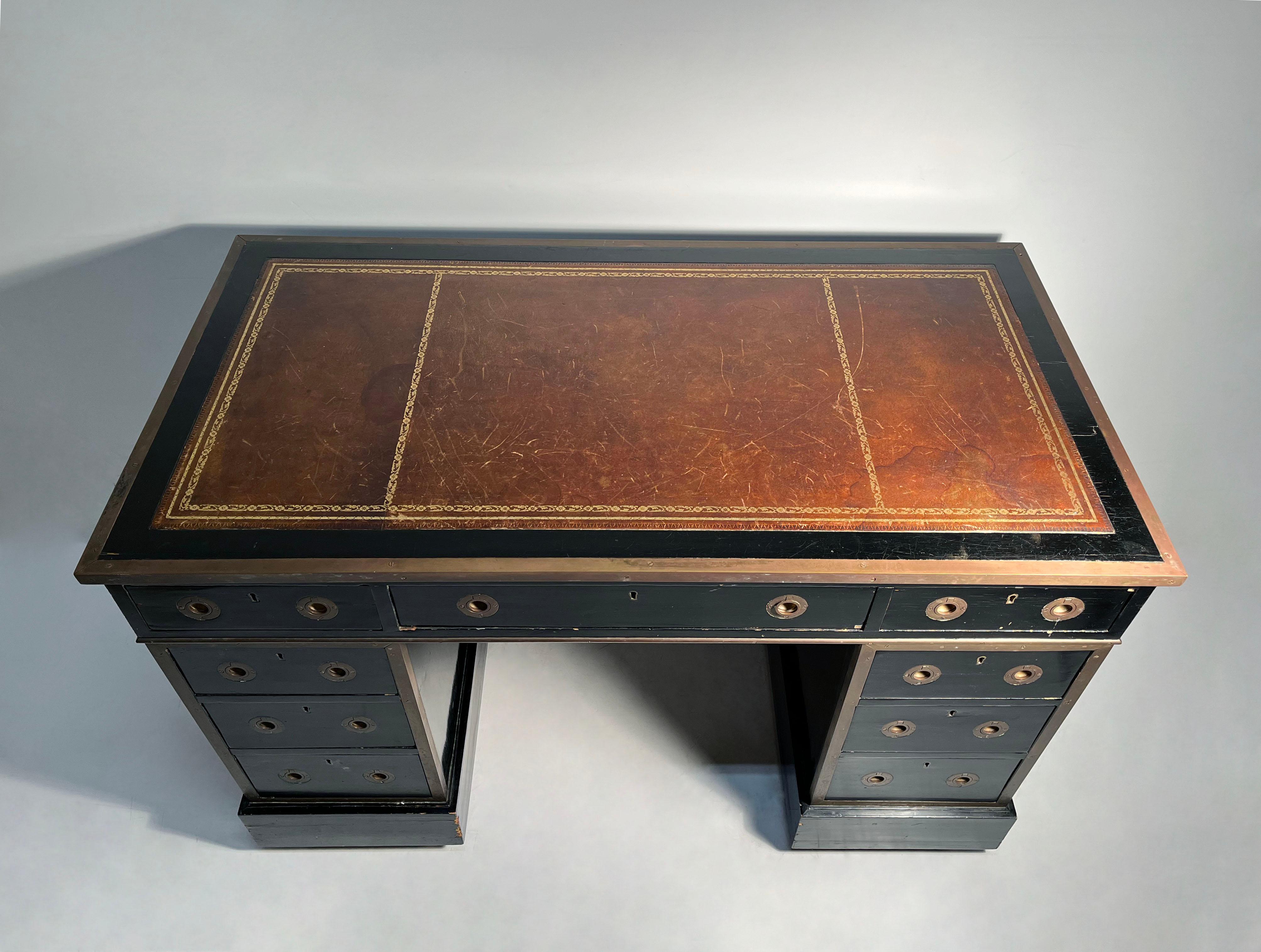 Colonial britannique Bureau anglais ancien de style Campaigner en laque noire en vente