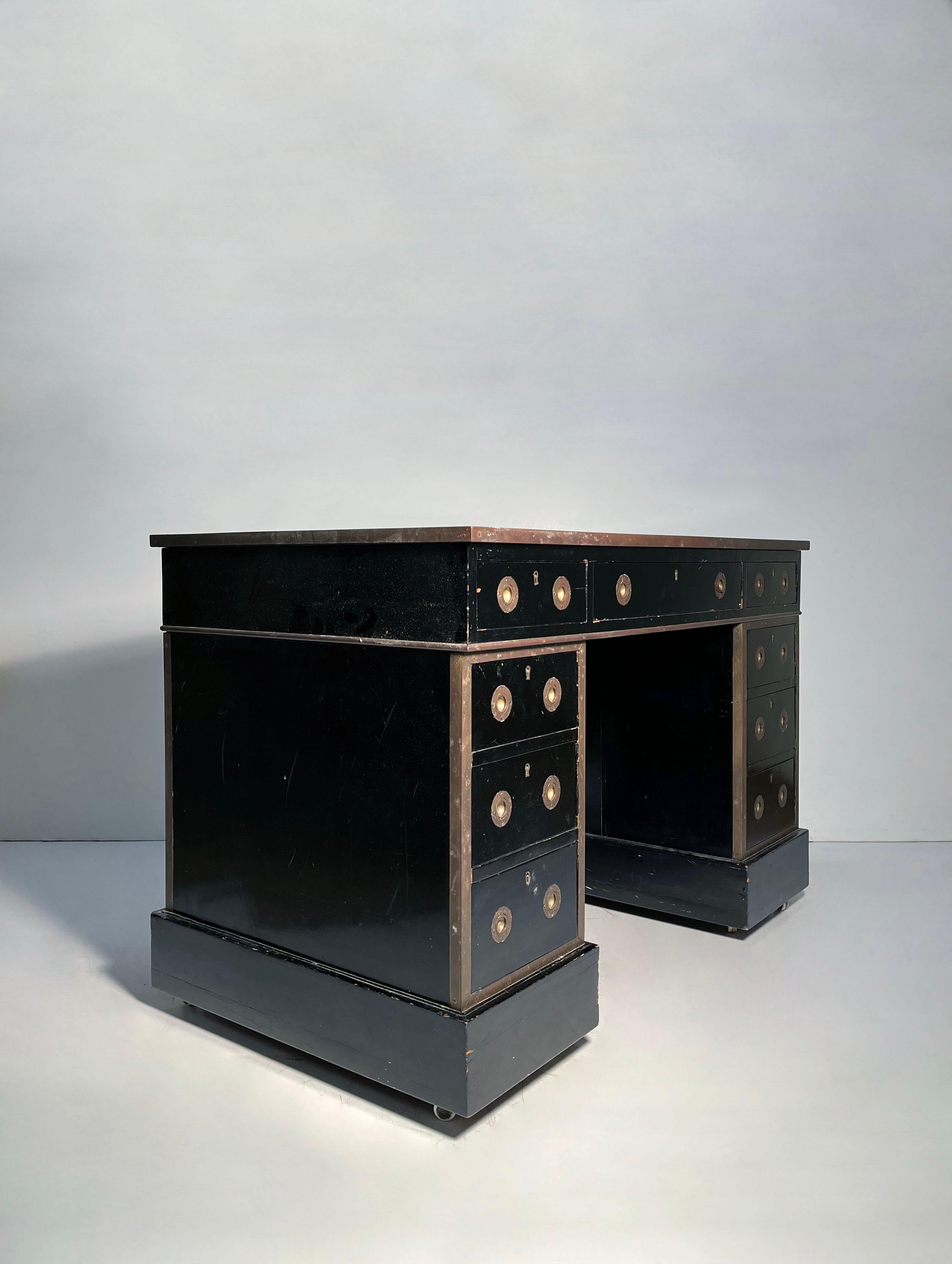 Anglais Bureau anglais ancien de style Campaigner en laque noire en vente