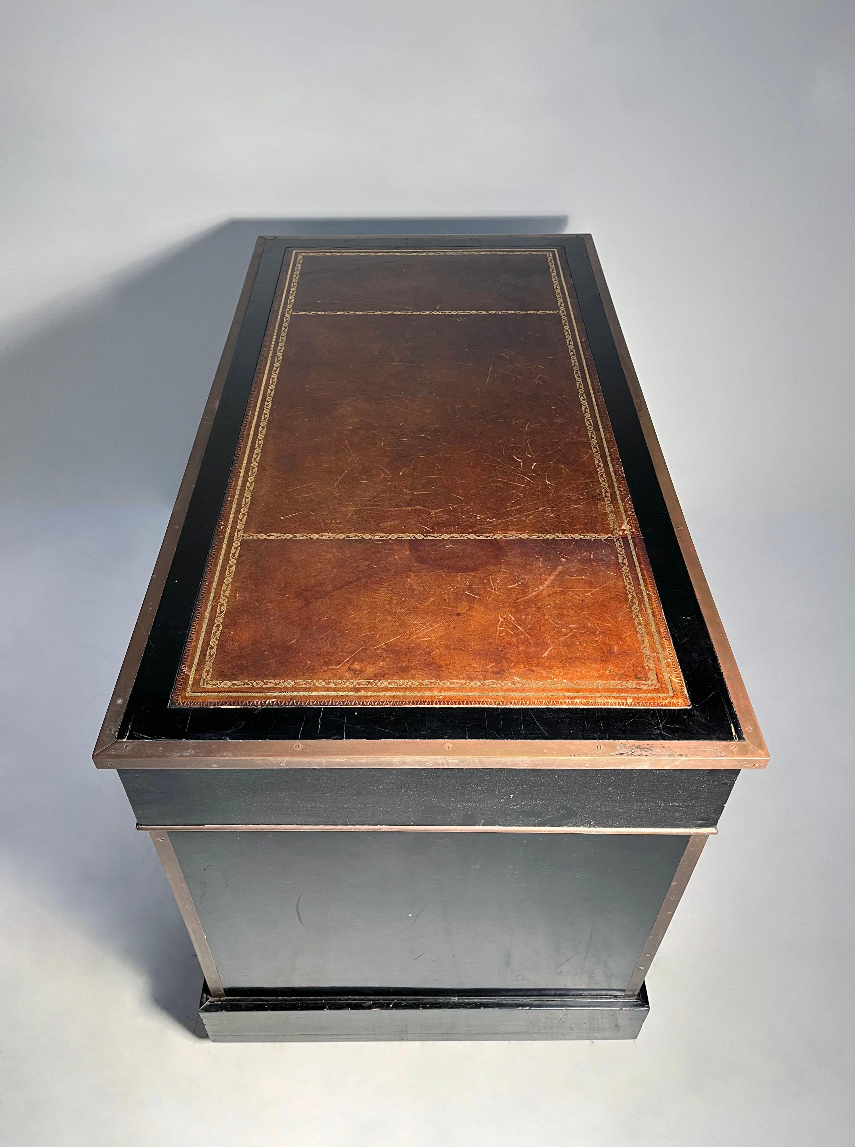 Bureau anglais ancien de style Campaigner en laque noire État moyen - En vente à Chicago, IL