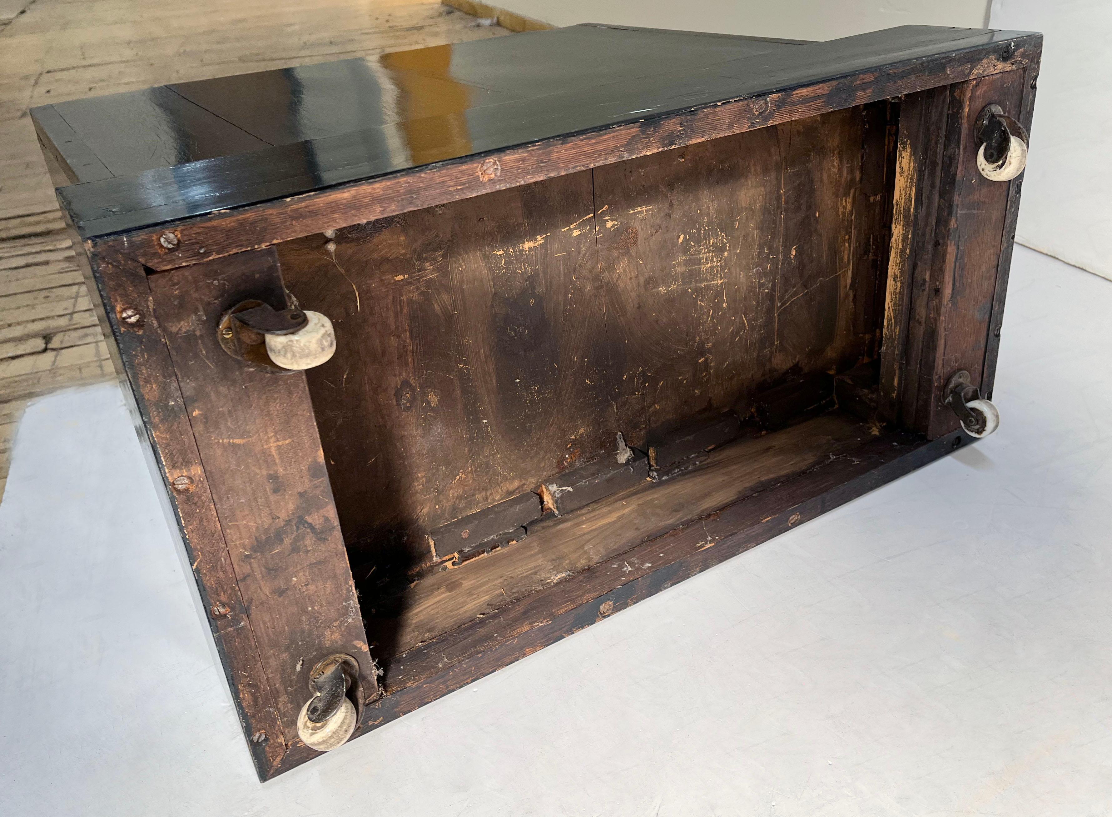 Bois Bureau anglais ancien de style Campaigner en laque noire en vente