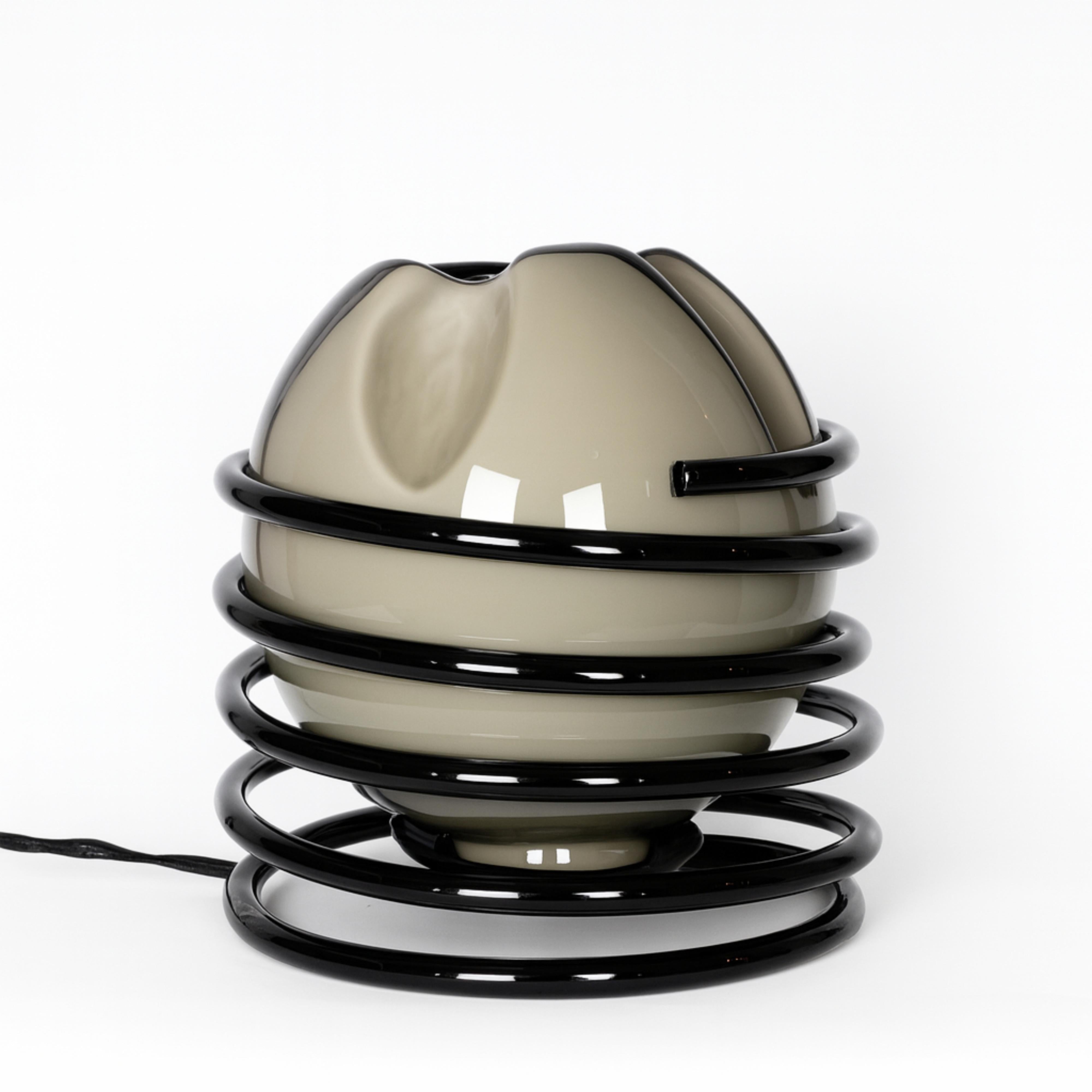 Mid-Century Modern Black Lacquer Glass Table Lamp, 20th Century, Mid Century Modern en vente