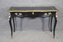 Französischer Louis XV. Bureau Platin-Schreibtisch mit schwarzem Lack und goldener geprägter Lederplatte