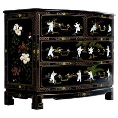 Commode Chinoiserie en laque noire peinte à la main avec figures en nacre