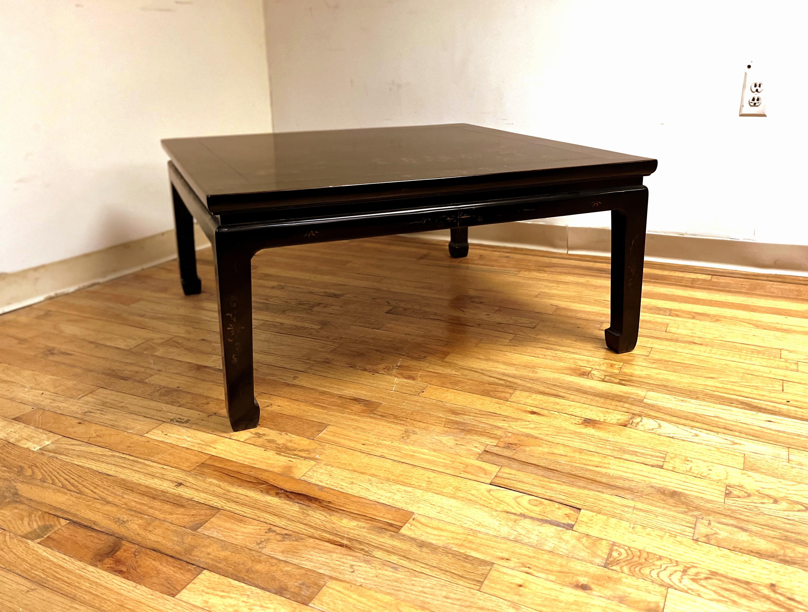 Niedriger Tisch aus schwarzem Lack mit vergoldetem Motiv im Angebot 7