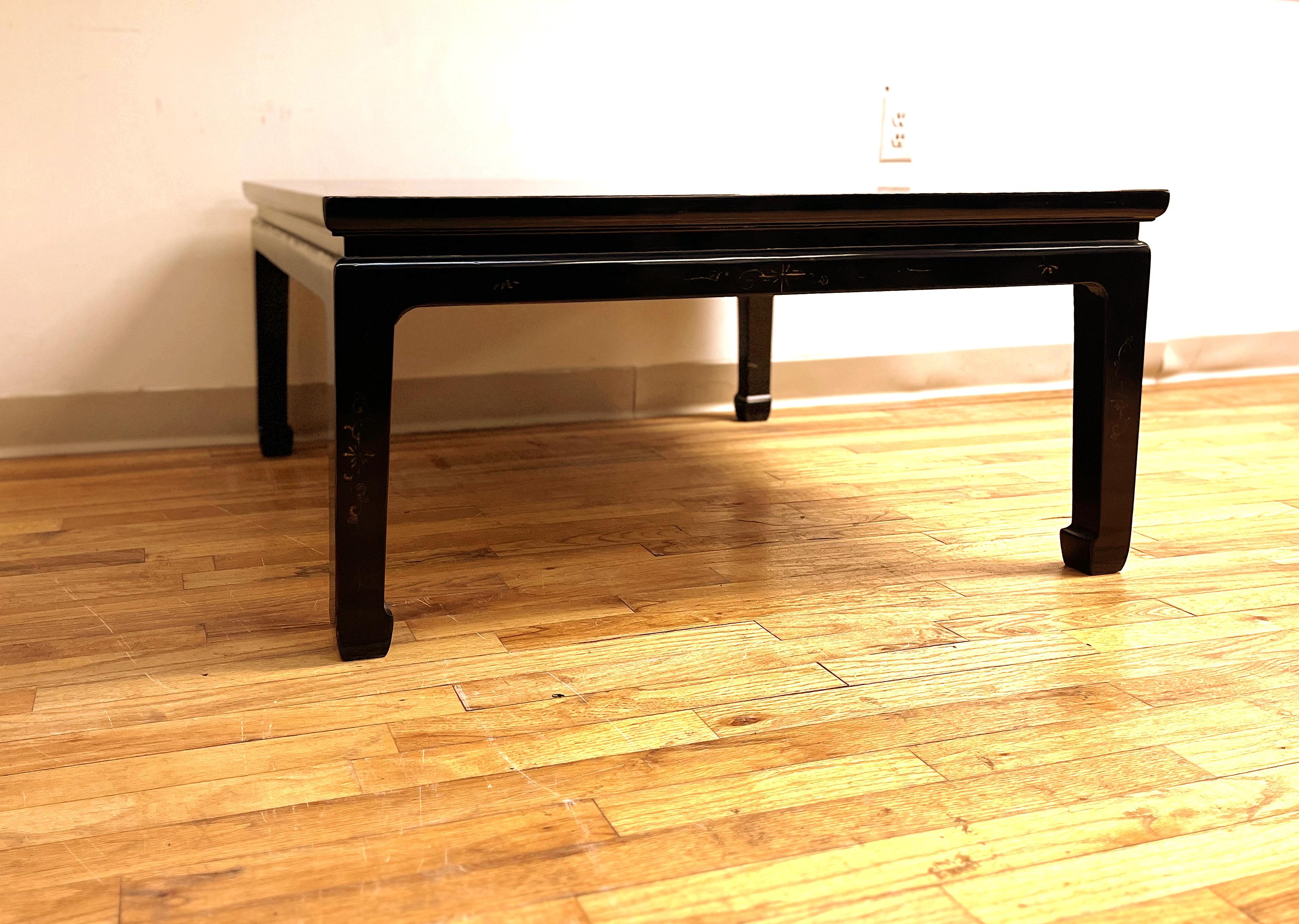 Niedriger Tisch aus schwarzem Lack mit vergoldetem Motiv (Poliert) im Angebot