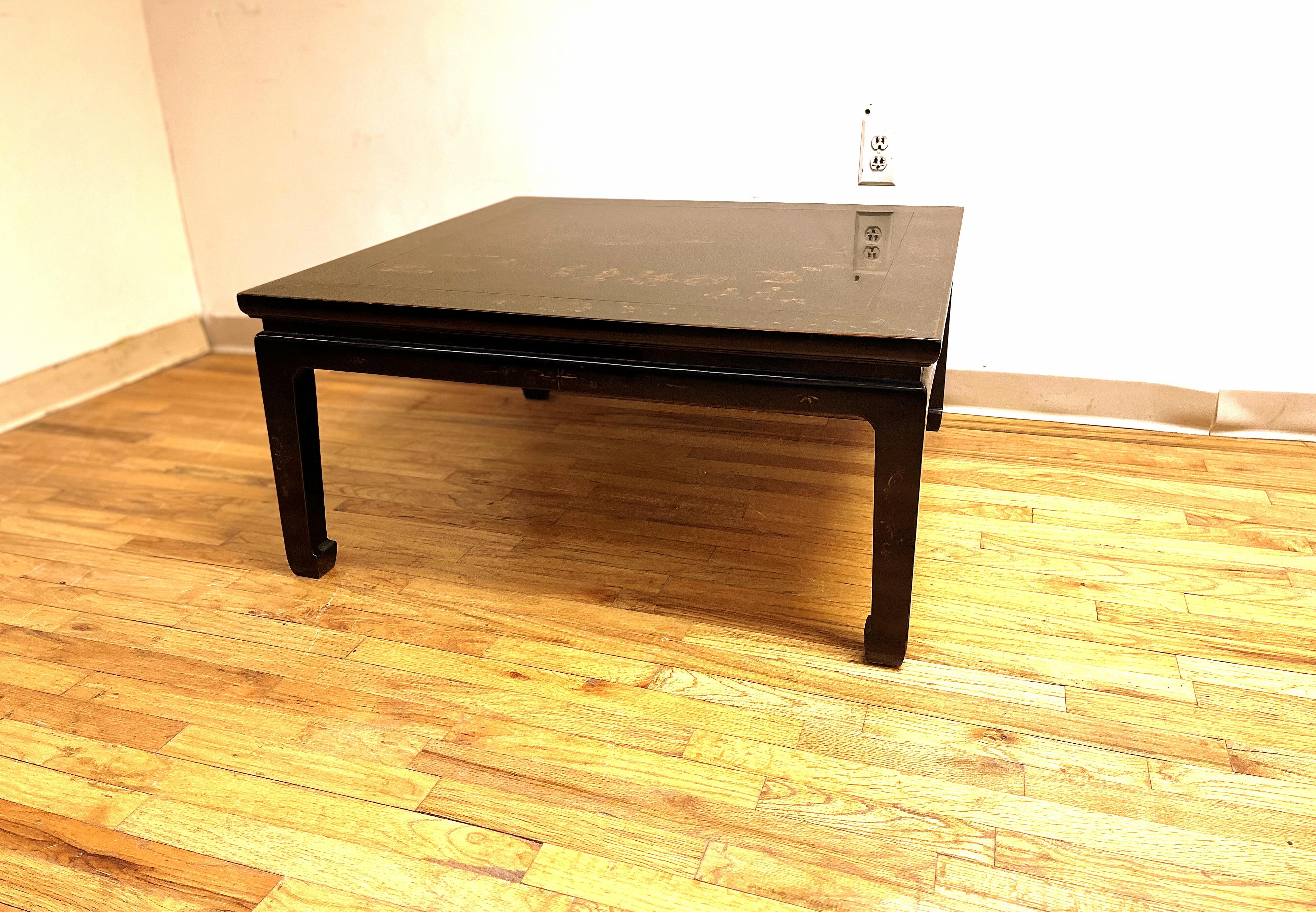 Niedriger Tisch aus schwarzem Lack mit vergoldetem Motiv im Angebot 1