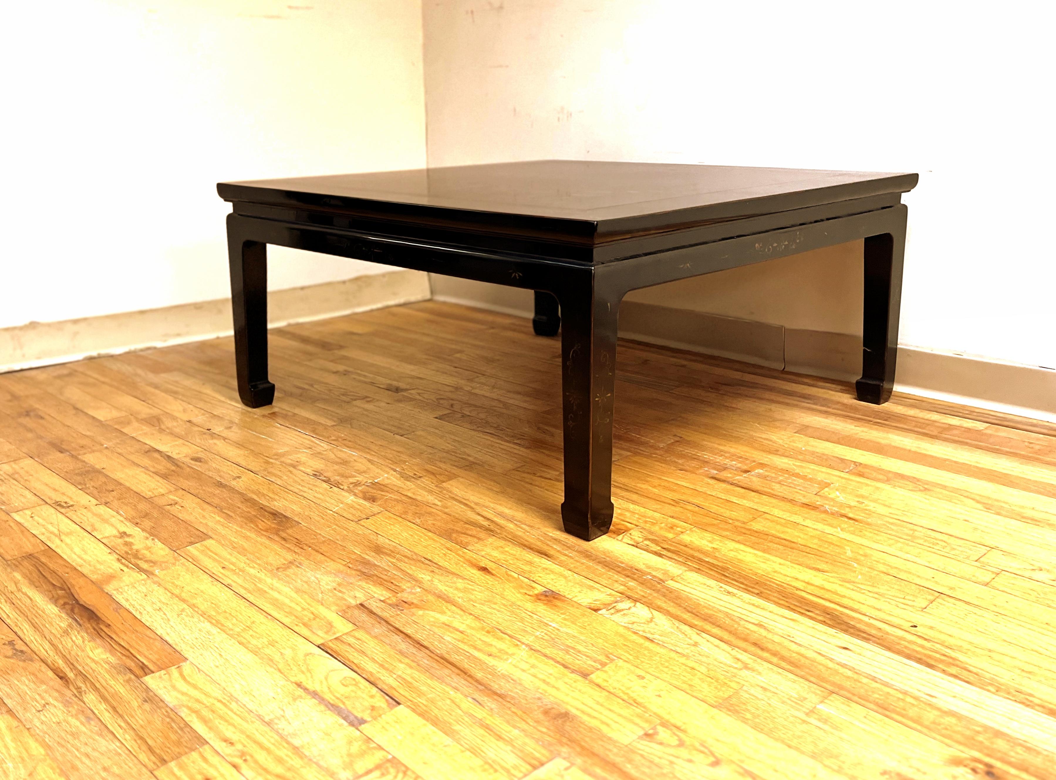 Niedriger Tisch aus schwarzem Lack mit vergoldetem Motiv im Angebot 2