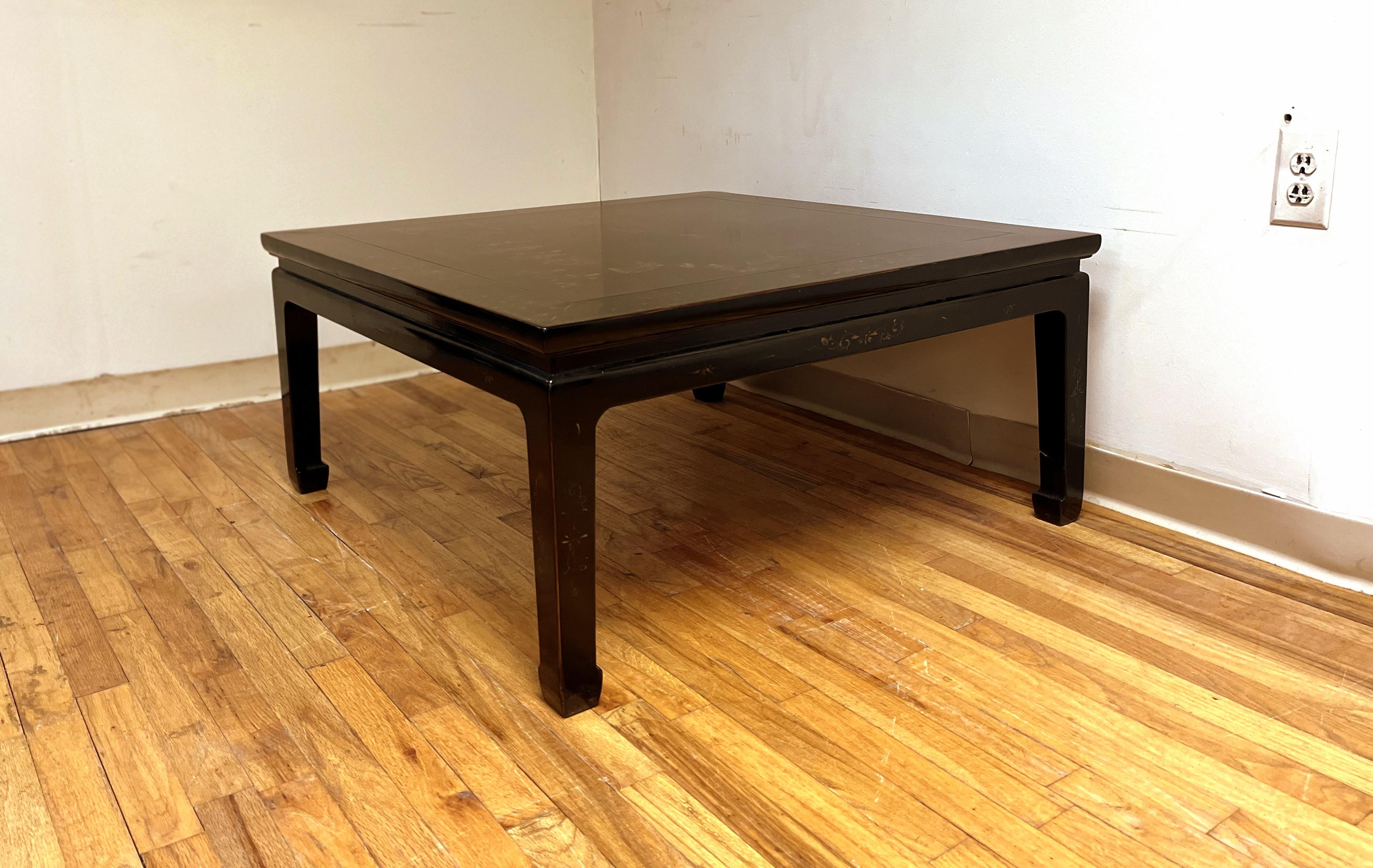 Niedriger Tisch aus schwarzem Lack mit vergoldetem Motiv im Angebot 3