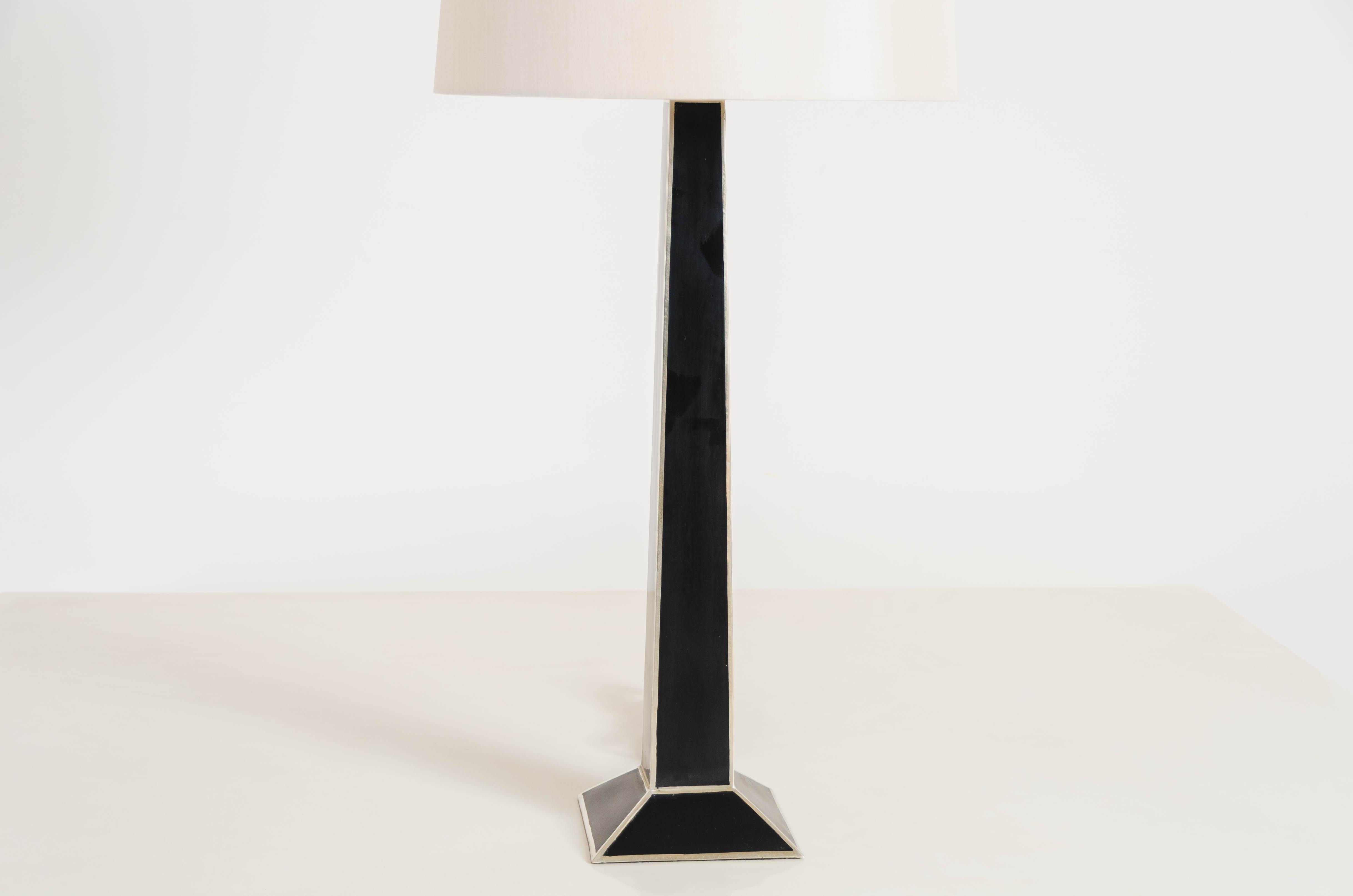 Repoussé Lampe de bureau obélisque en laque noire avec bronze blanc par Robert Kuo, édition limitée en vente