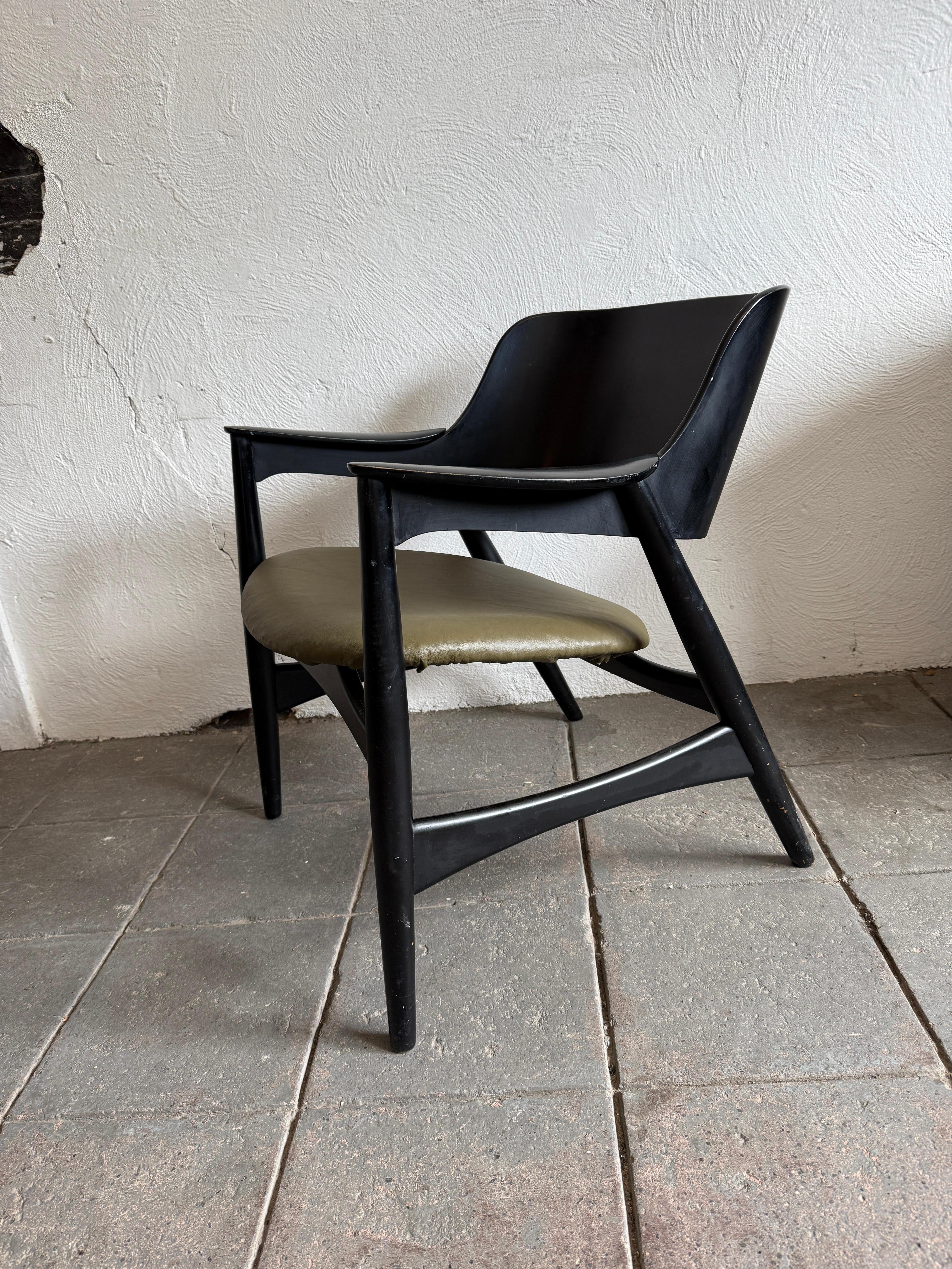 Loungesessel aus schwarzem Lack und olivfarbenem Leder von Jens Hjorth für Randers Stolefabrik (Moderne der Mitte des Jahrhunderts) im Angebot