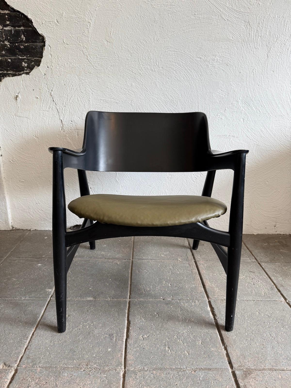 Loungesessel aus schwarzem Lack und olivfarbenem Leder von Jens Hjorth für Randers Stolefabrik (Dänisch) im Angebot