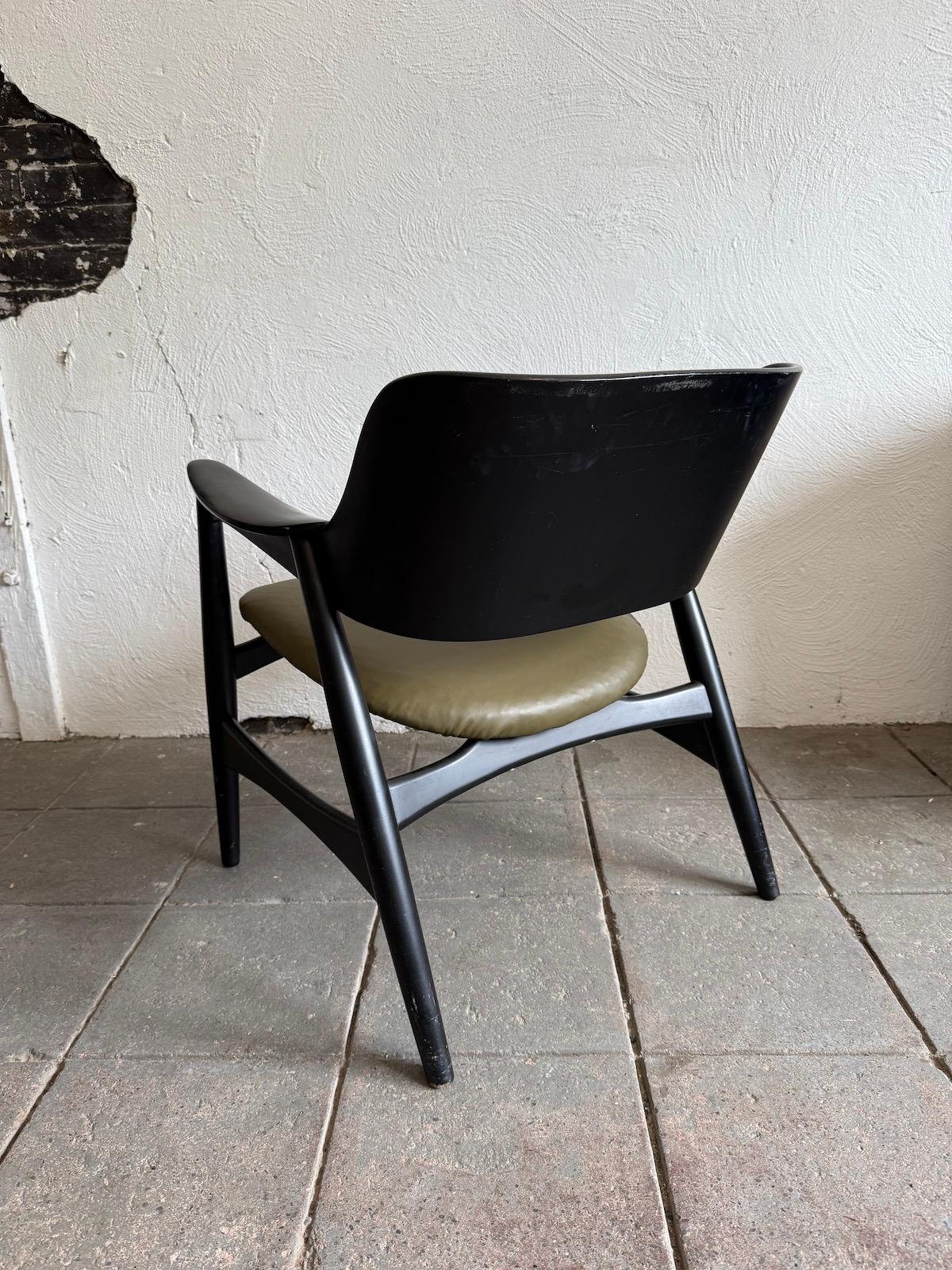 Loungesessel aus schwarzem Lack und olivfarbenem Leder von Jens Hjorth für Randers Stolefabrik (Holzarbeit) im Angebot